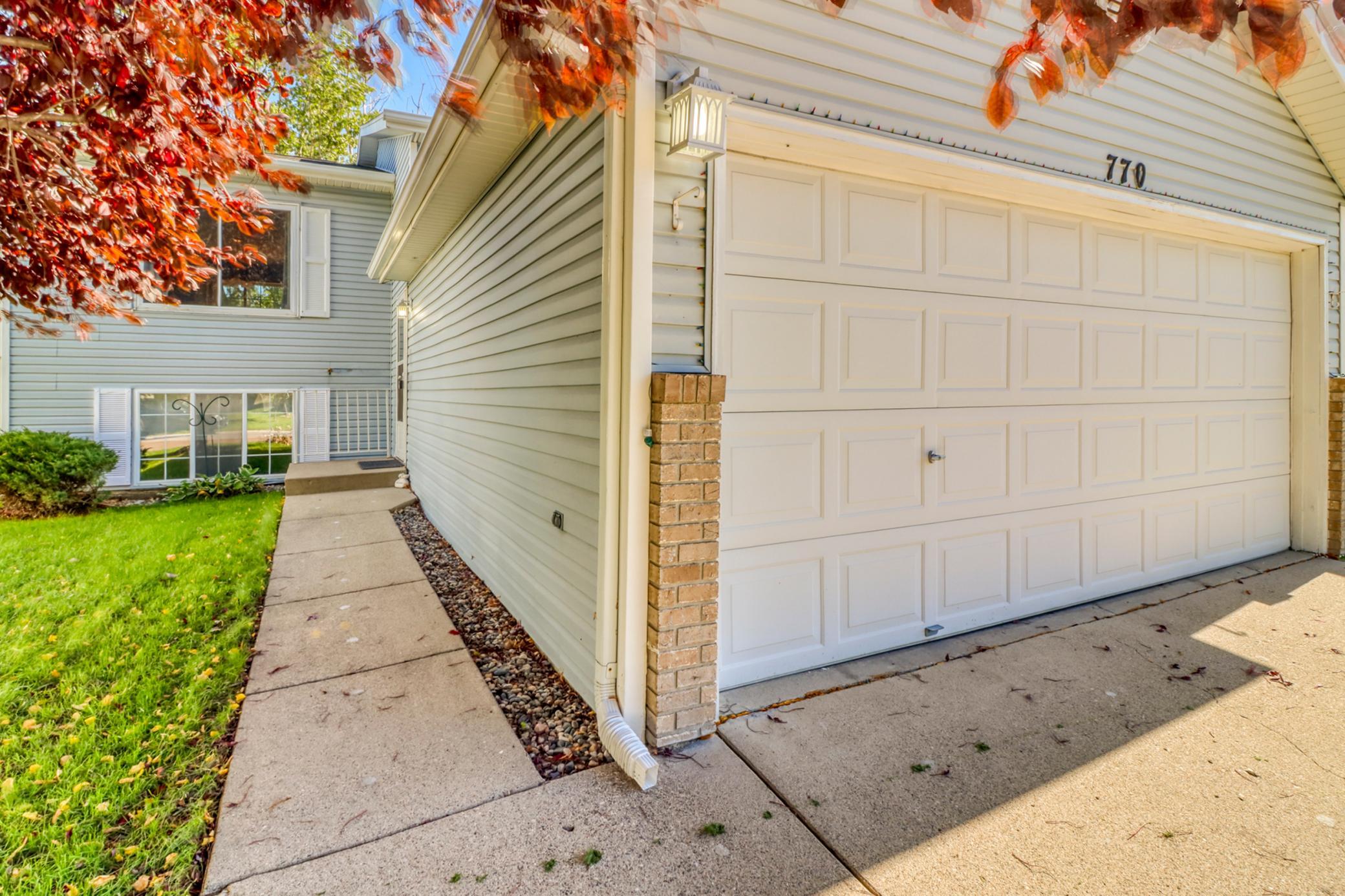1997 single family home for sale at 770 49th Street S in Fargo, ND — 4 bed, 2 bath (photo 3 of 46)