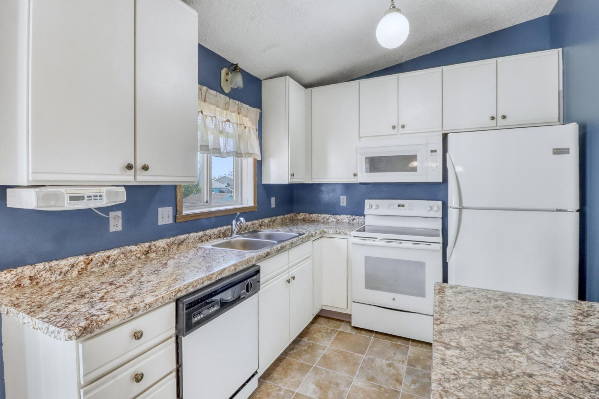1997 single family home for sale at 770 49th Street S in Fargo, ND — 4 bed, 2 bath (photo 7 of 46)