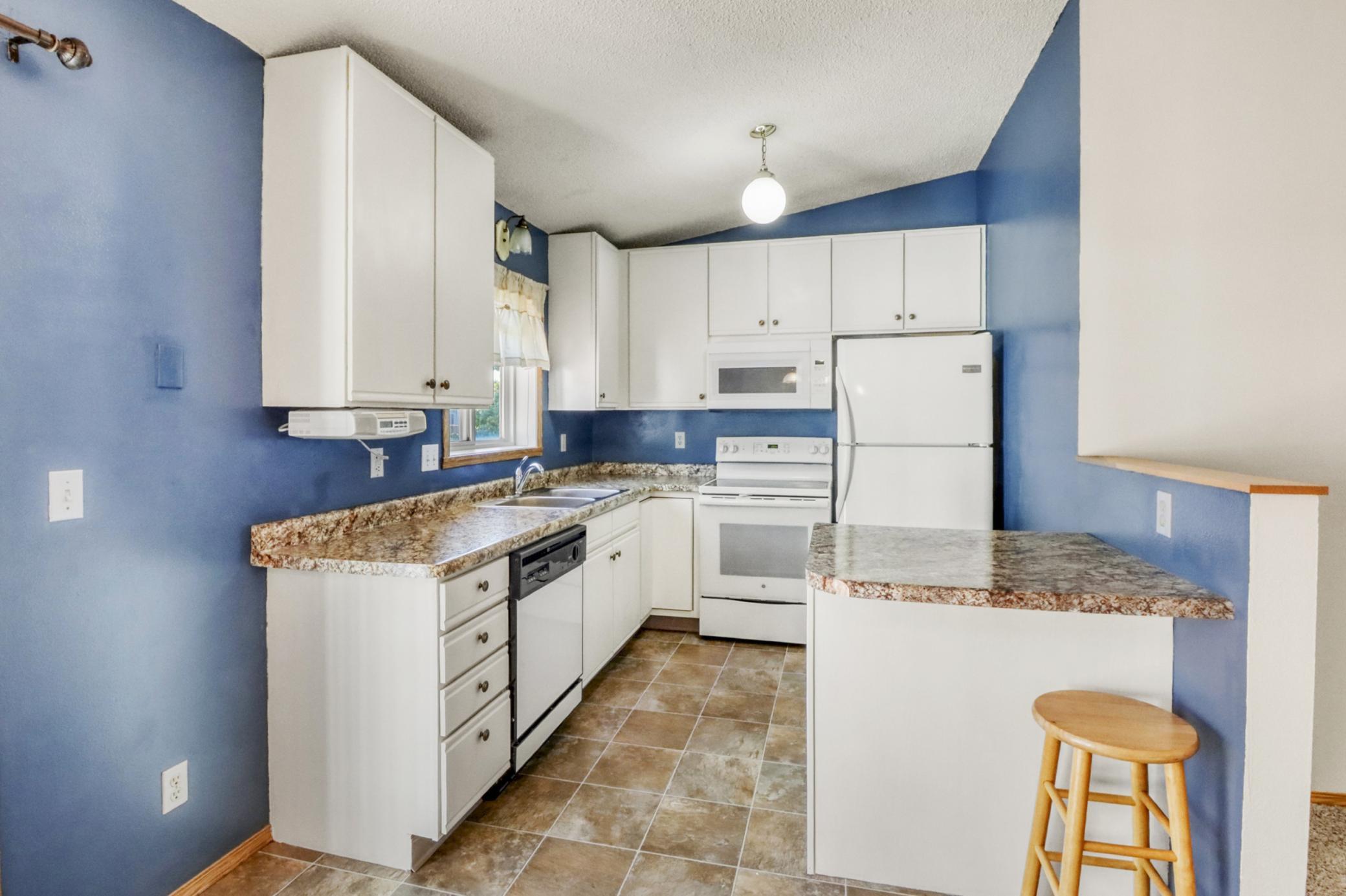 1997 single family home for sale at 770 49th Street S in Fargo, ND — 4 bed, 2 bath (photo 8 of 46)