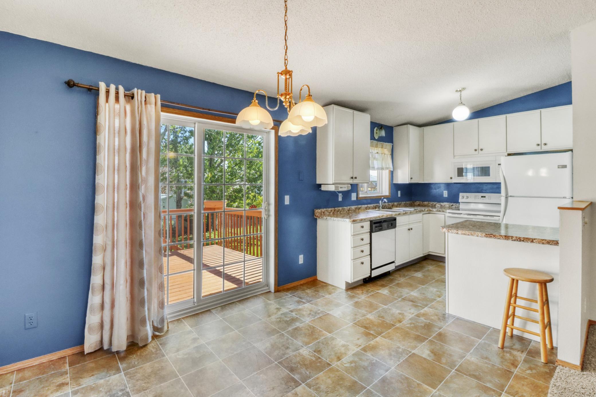 1997 single family home for sale at 770 49th Street S in Fargo, ND — 4 bed, 2 bath (photo 9 of 46)