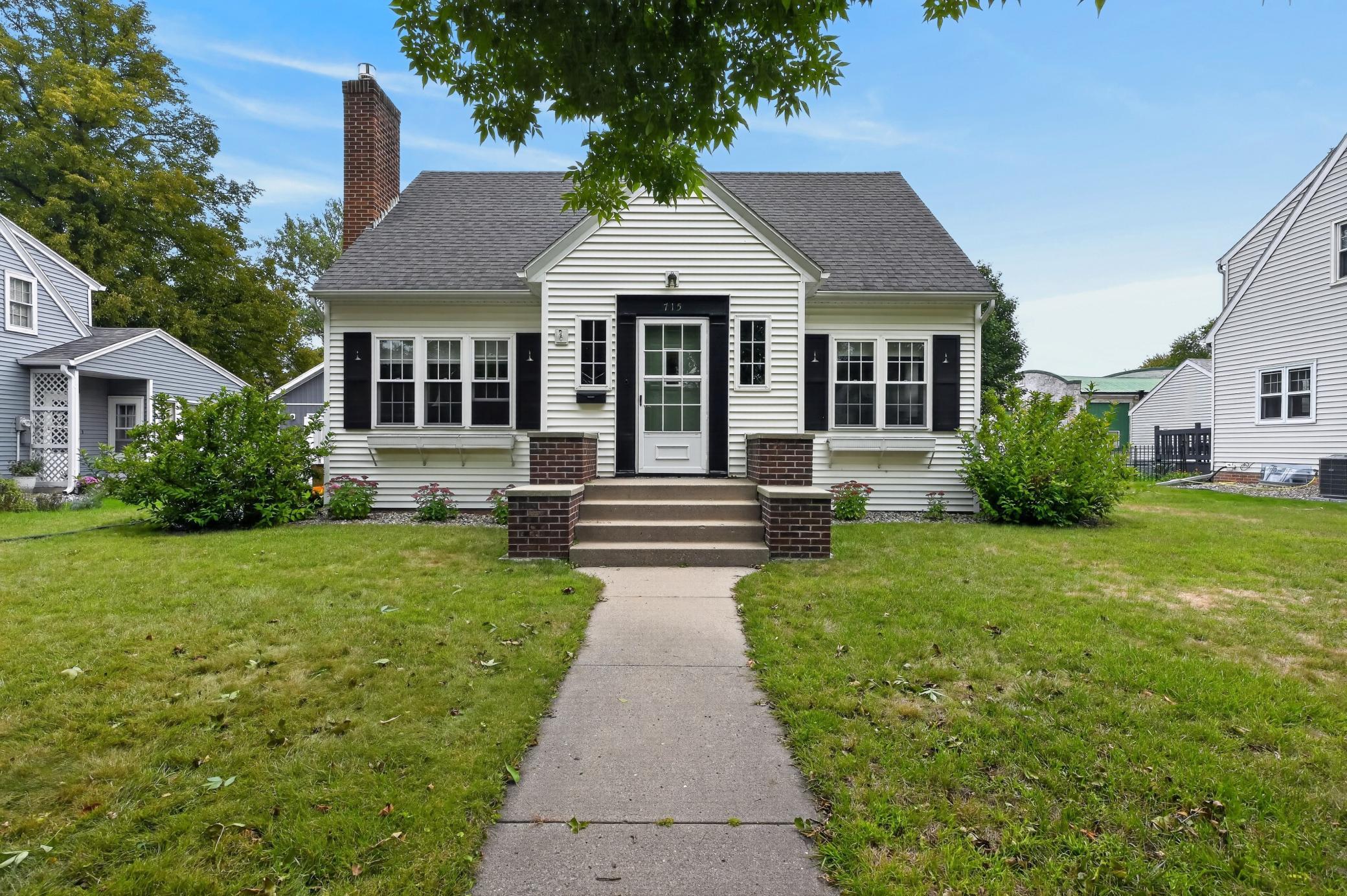 1935 single family home for sale at 715 Maple Street in Alexandria, MN — 3 bed, 2 bath (photo 2 of 50)