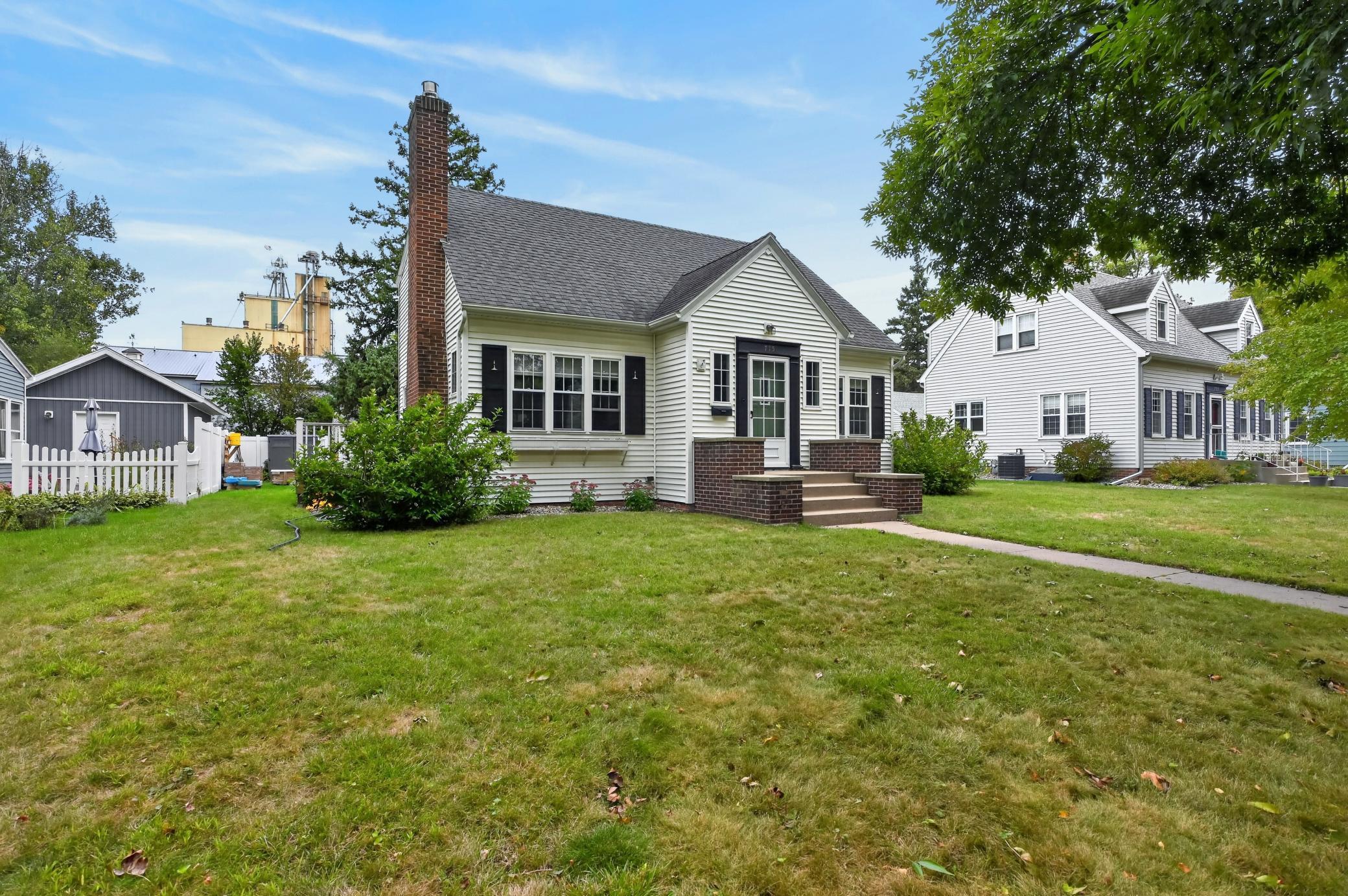 1935 single family home for sale at 715 Maple Street in Alexandria, MN — 3 bed, 2 bath (photo 3 of 50)