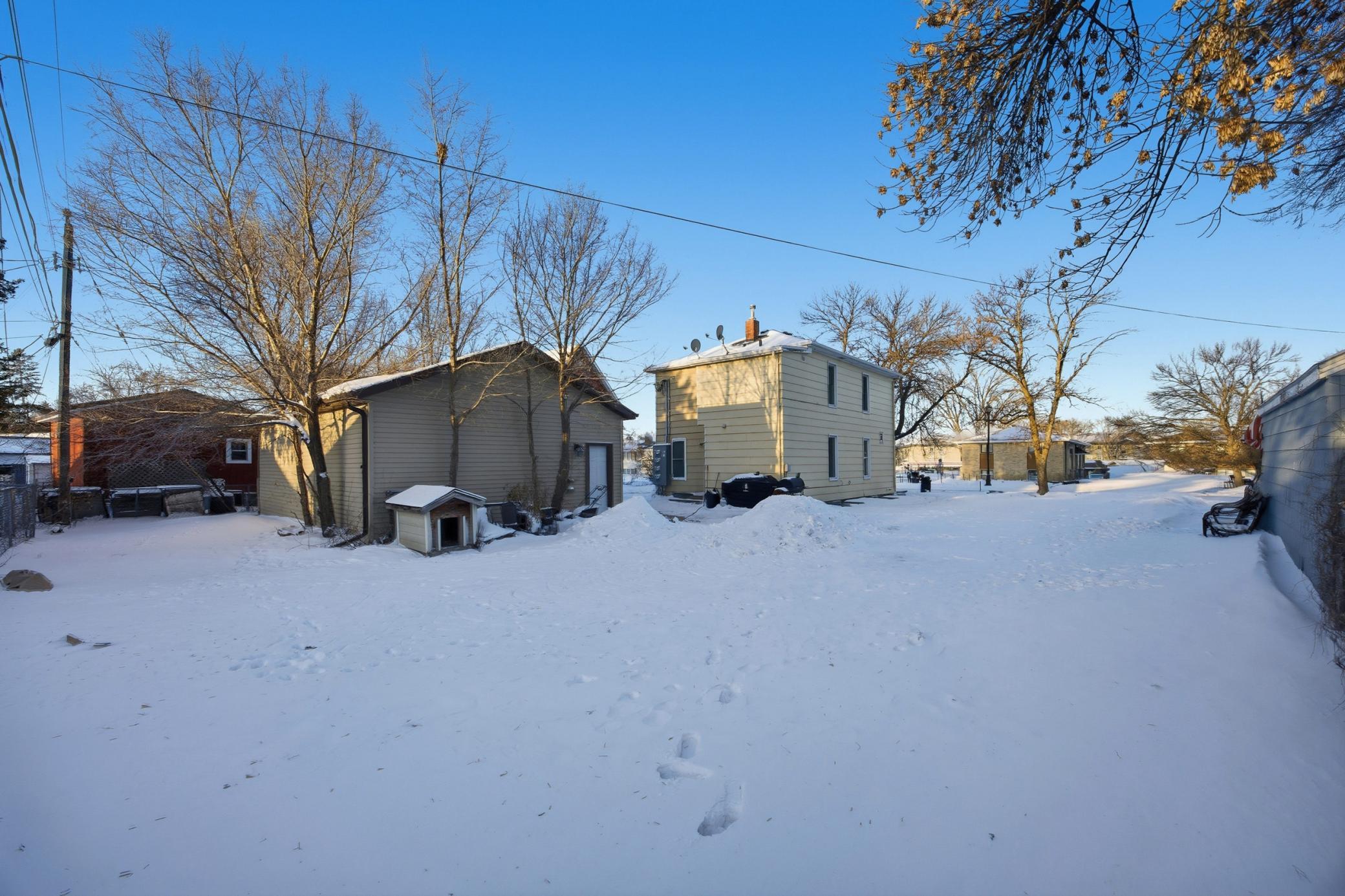 1906 triplex for sale at 702 21st Street S in Fargo, ND — 6 bed, 3 bath (photo 4 of 25)