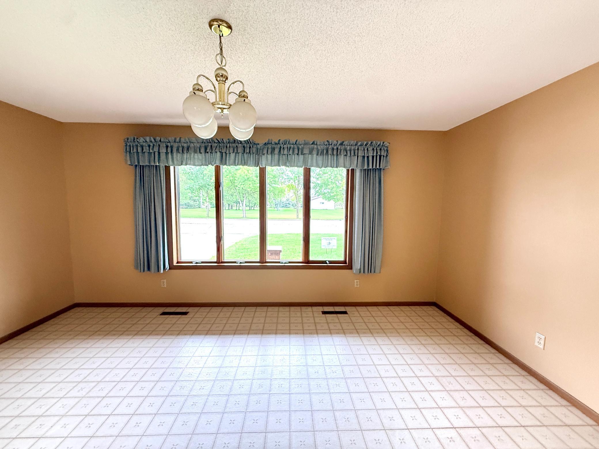 1988 single family home for sale at 350 6th Street NE in Perham, MN — 3 bed, 3 bath (photo 12 of 34)