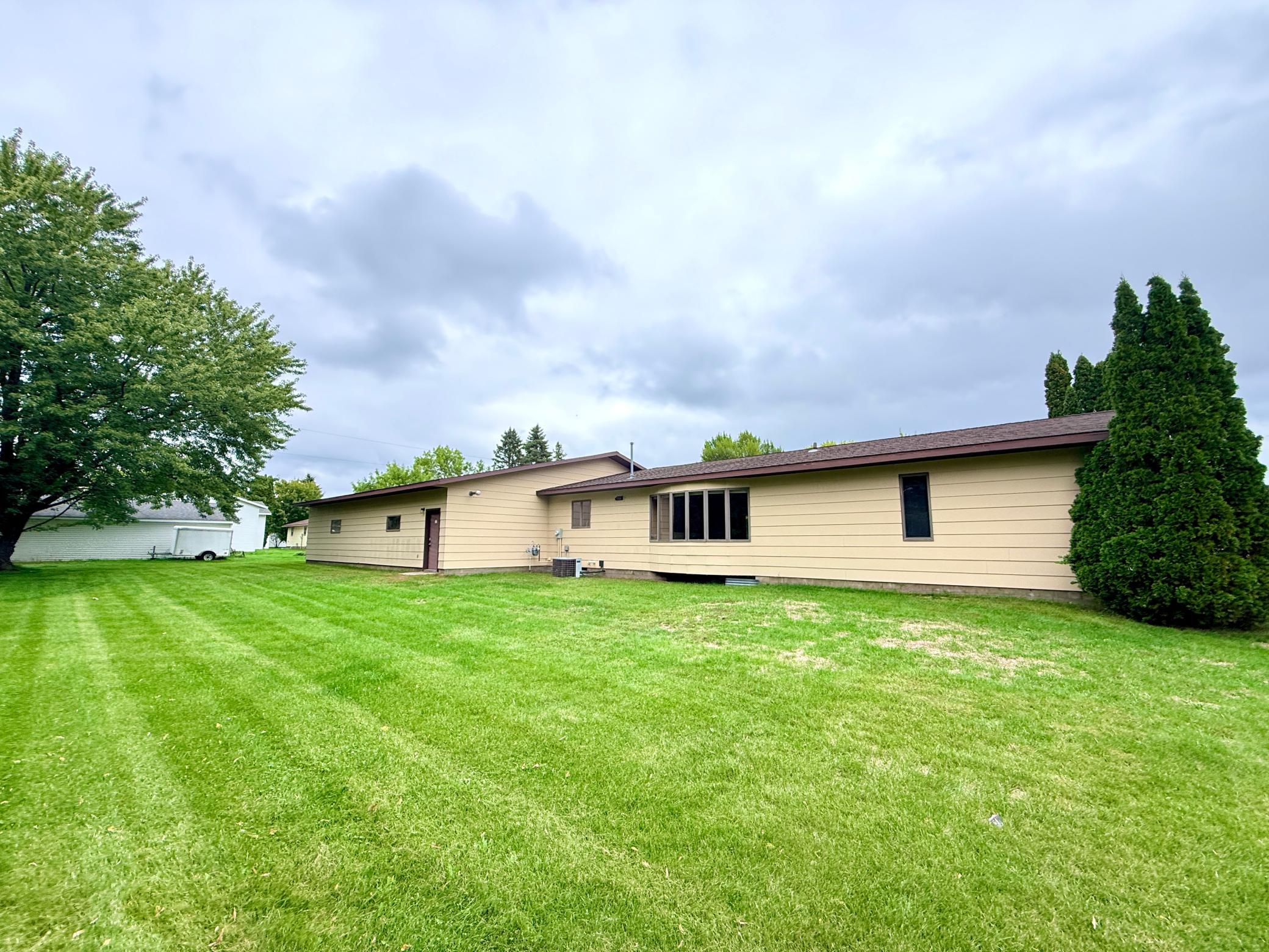 1988 single family home for sale at 350 6th Street NE in Perham, MN — 3 bed, 3 bath (photo 4 of 34)