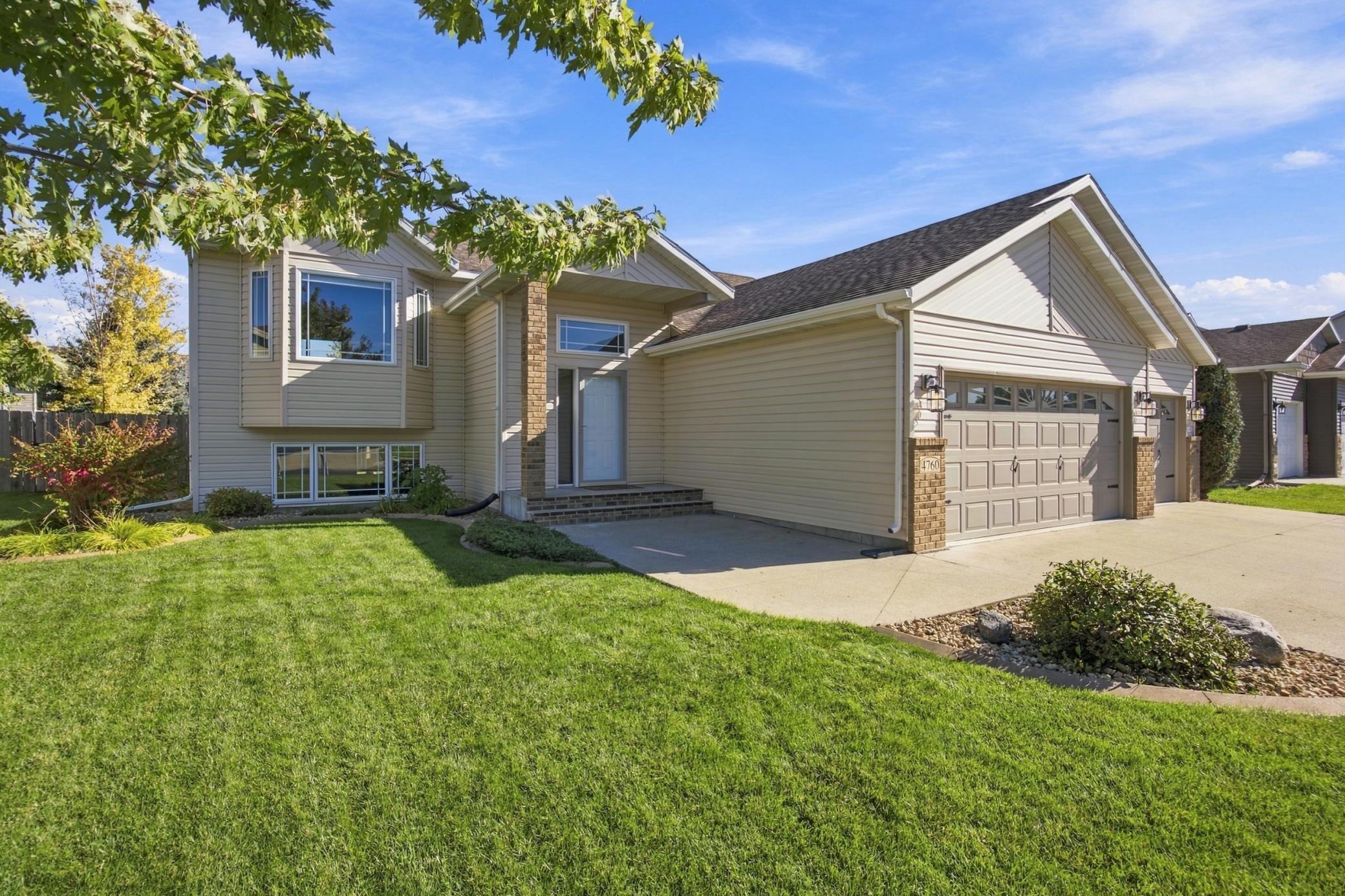 2006 single family home for sale at 4760 Arbor Court S in Fargo, ND — 4 bed, 3 bath (photo 2 of 54)