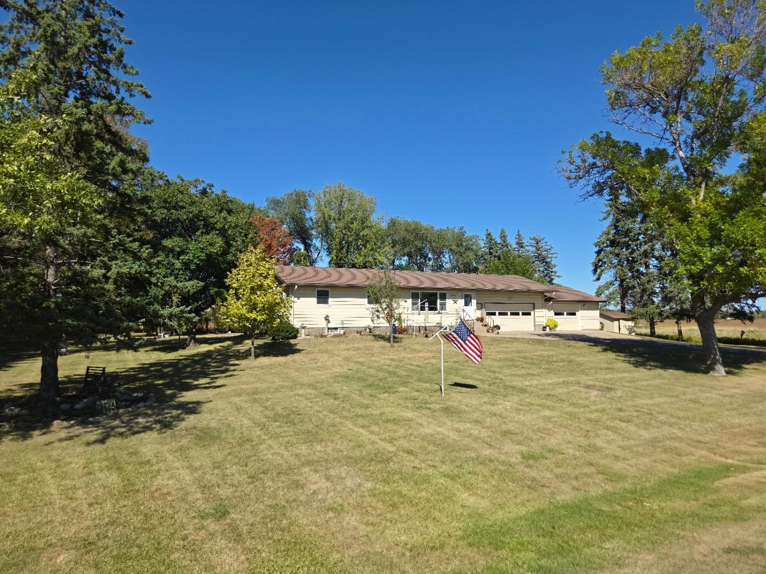 1972 single family home for sale at 1401 50th Avenue SE in Alexandria, MN — 3 bed, 2 bath (photo 2 of 22)