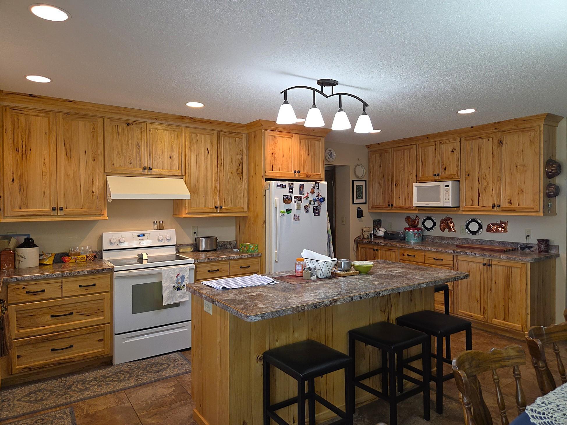 1972 single family home for sale at 1401 50th Avenue SE in Alexandria, MN — 3 bed, 2 bath (photo 3 of 22)