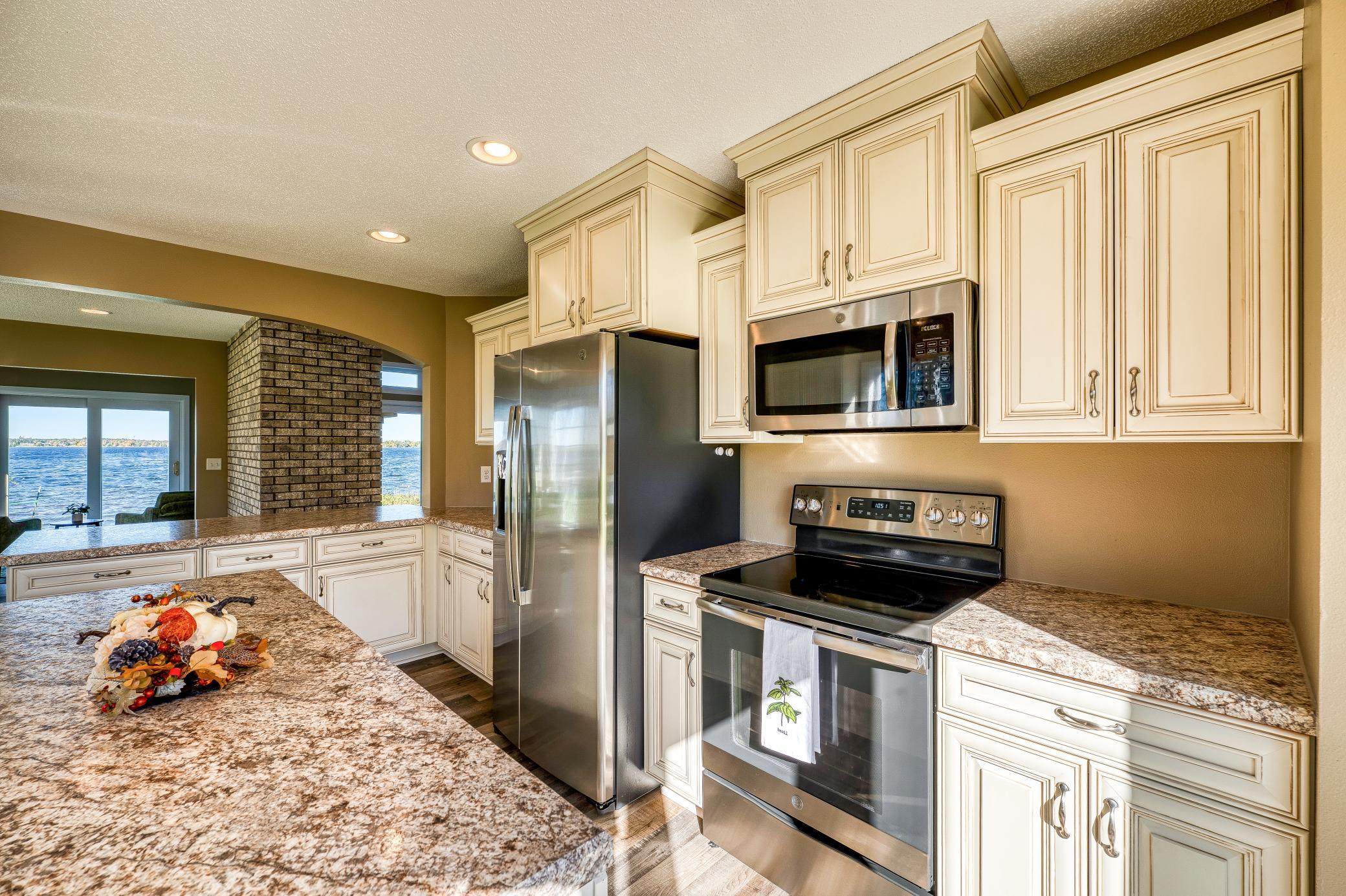 1993 single family home for sale at 307 Irving Beach Drive SW in Bemidji, MN — 3 bed, 3 bath (photo 13 of 52)