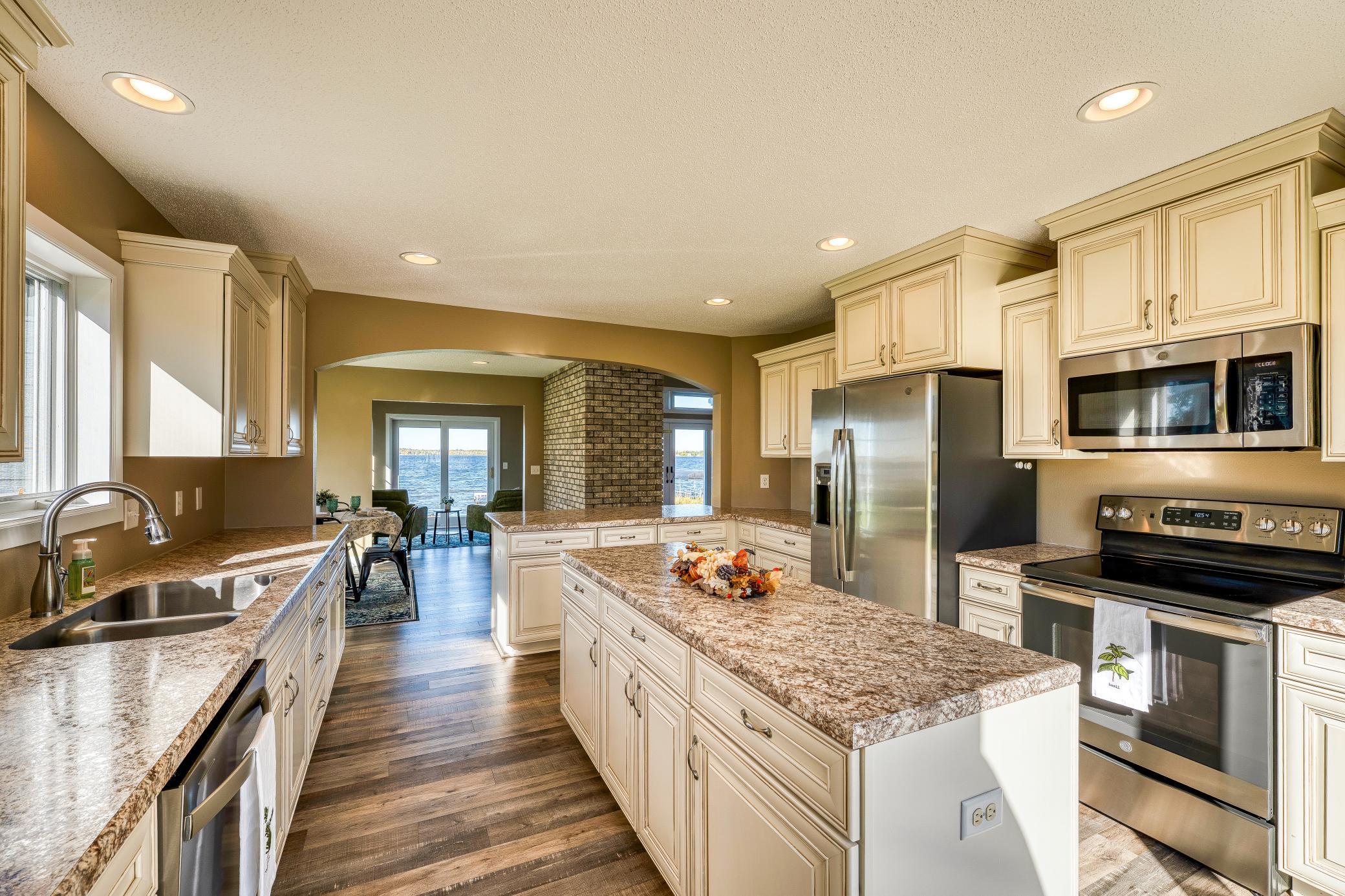 1993 single family home for sale at 307 Irving Beach Drive SW in Bemidji, MN — 3 bed, 3 bath (photo 16 of 52)