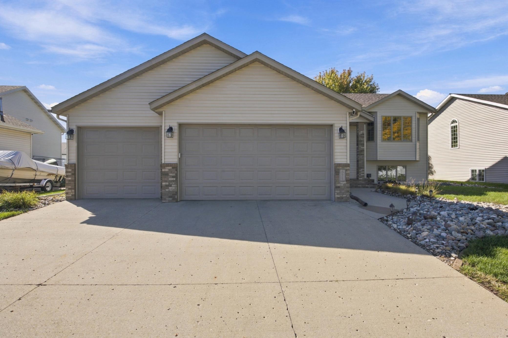 2002 single family home for sale at 675 Wyndemere Drive in West Fargo, ND — 4 bed, 3 bath (photo 2 of 47)