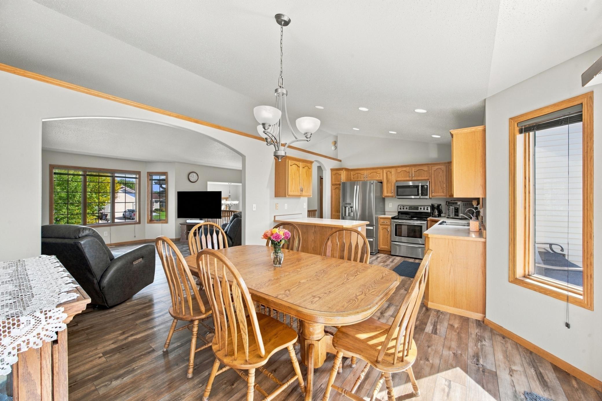 2002 single family home for sale at 675 Wyndemere Drive in West Fargo, ND — 4 bed, 3 bath (photo 14 of 47)