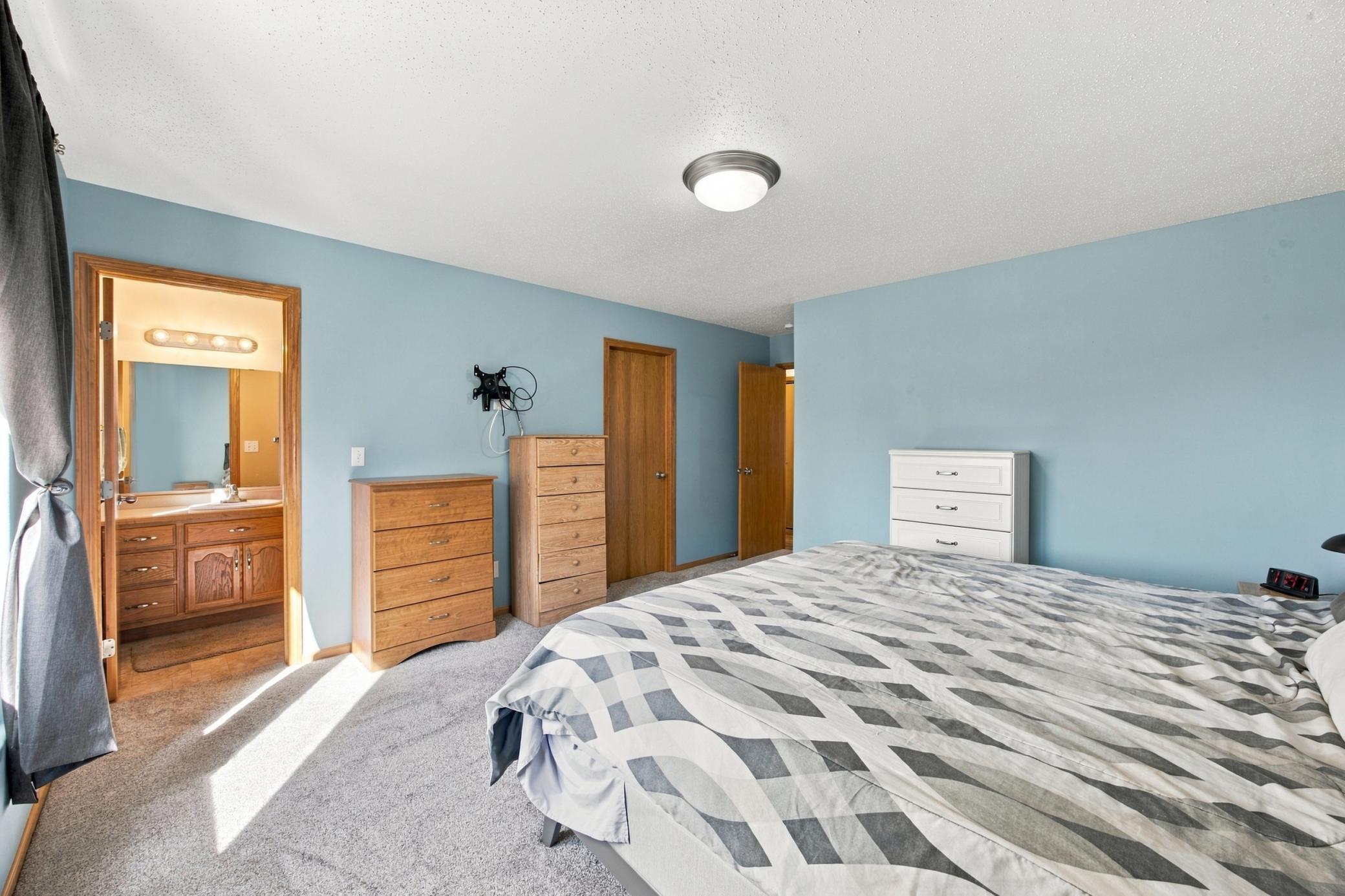 2002 single family home for sale at 675 Wyndemere Drive in West Fargo, ND — 4 bed, 3 bath (photo 17 of 47)