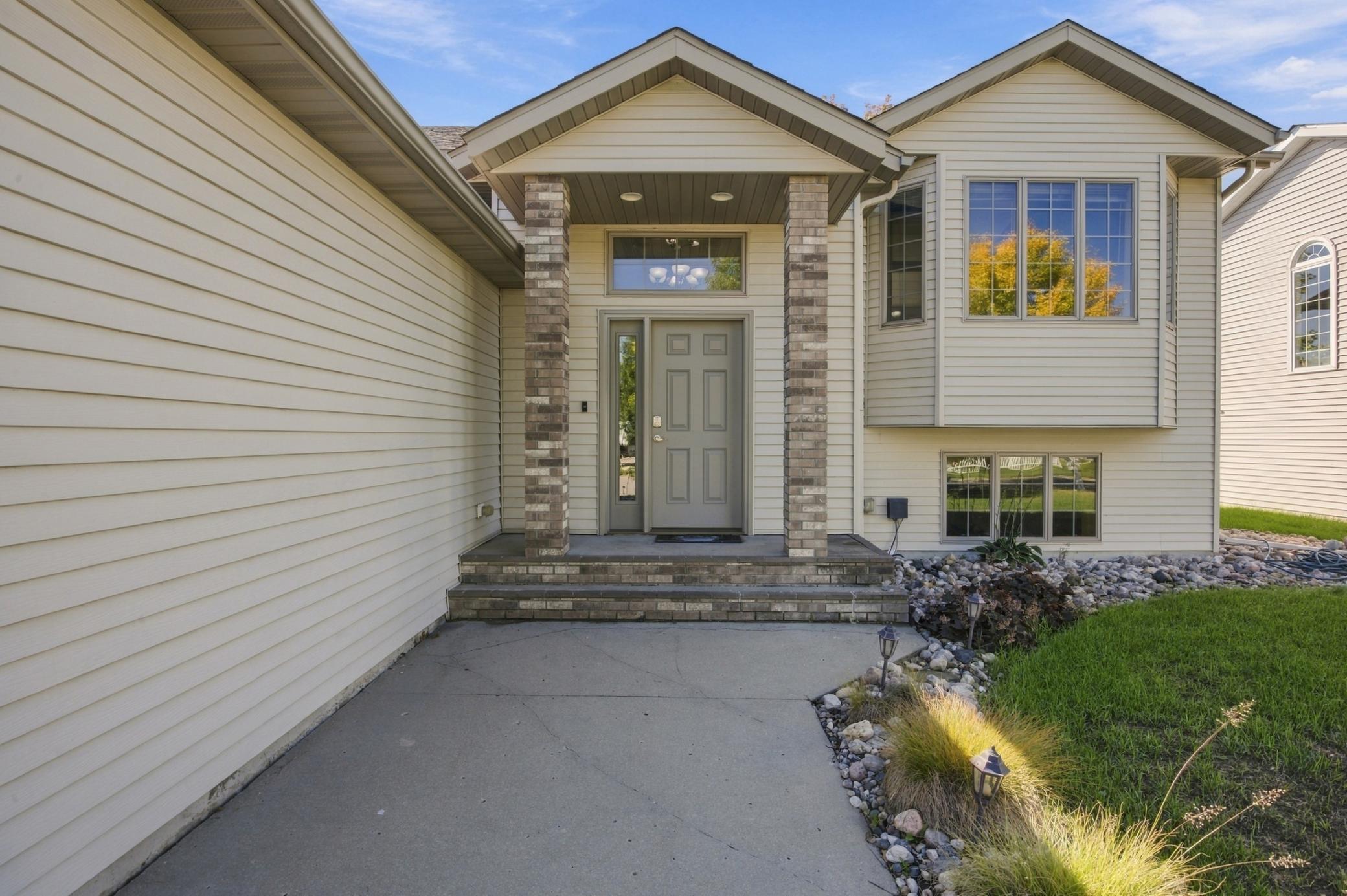 2002 single family home for sale at 675 Wyndemere Drive in West Fargo, ND — 4 bed, 3 bath (photo 3 of 47)