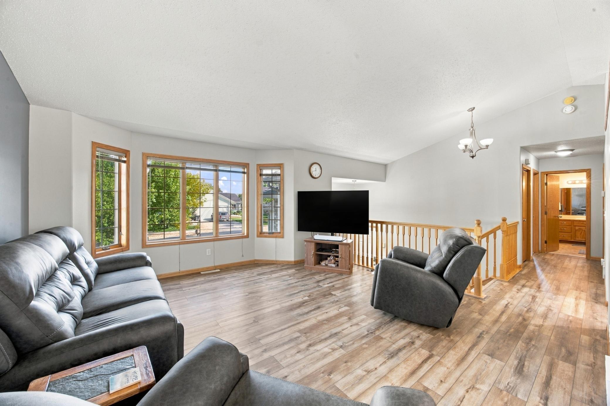 2002 single family home for sale at 675 Wyndemere Drive in West Fargo, ND — 4 bed, 3 bath (photo 5 of 47)