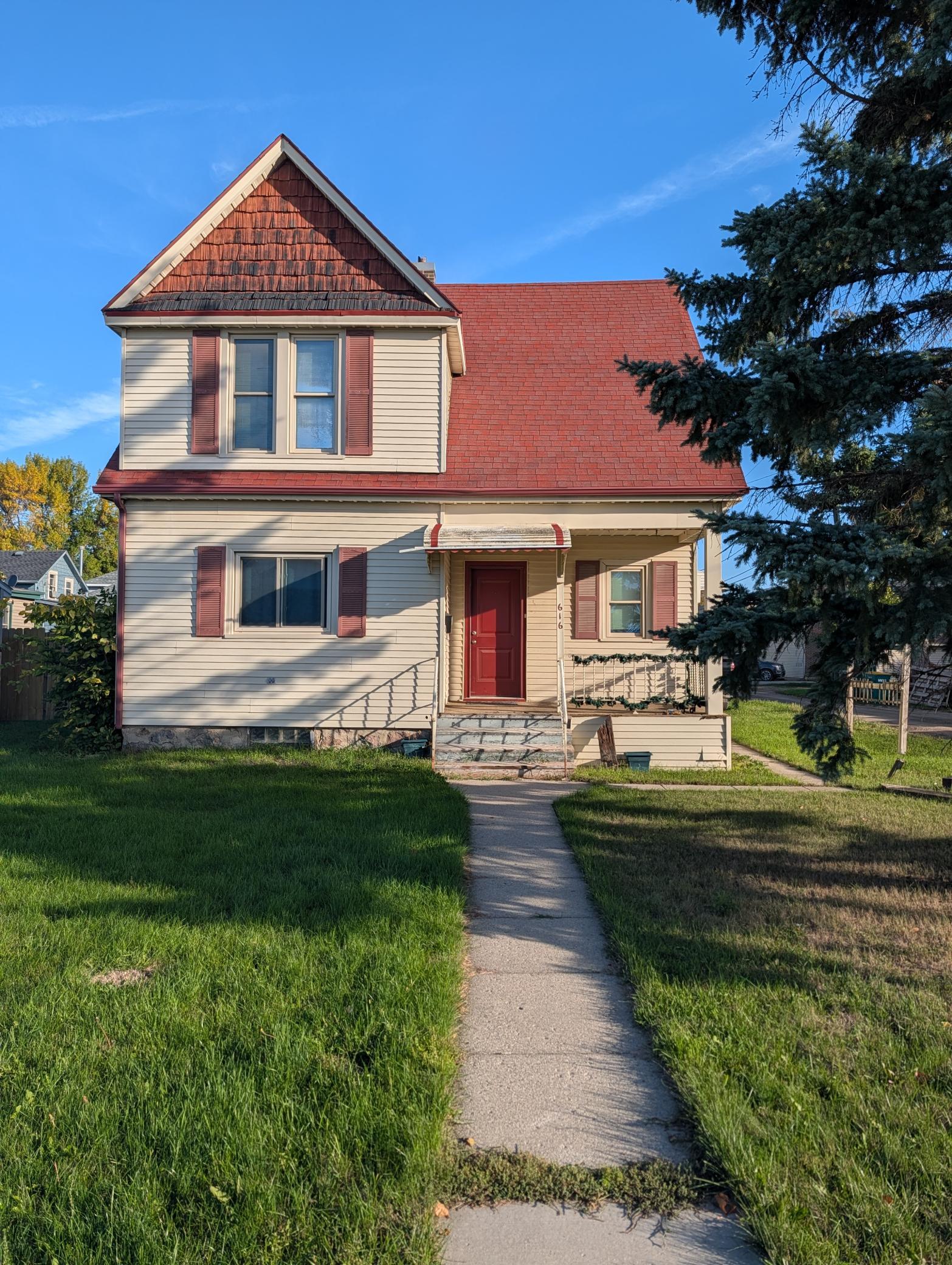 1910 single family home for sale at 616 3rd Avenue N in Wahpeton, ND — 3 bed, 2 bath (photo 2 of 7)