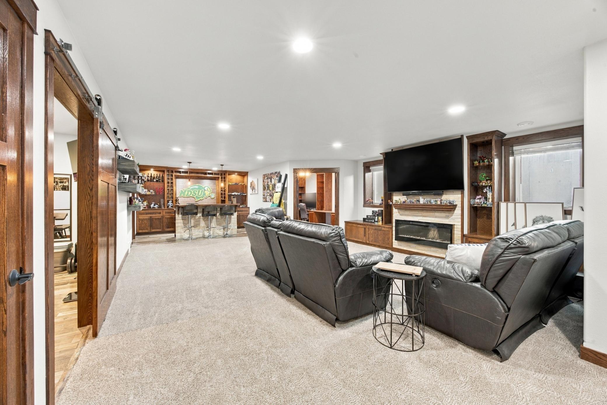 2012 single family home for sale at 1381 Morningside Drive in Casselton, ND — 5 bed, 4 bath (photo 23 of 56)