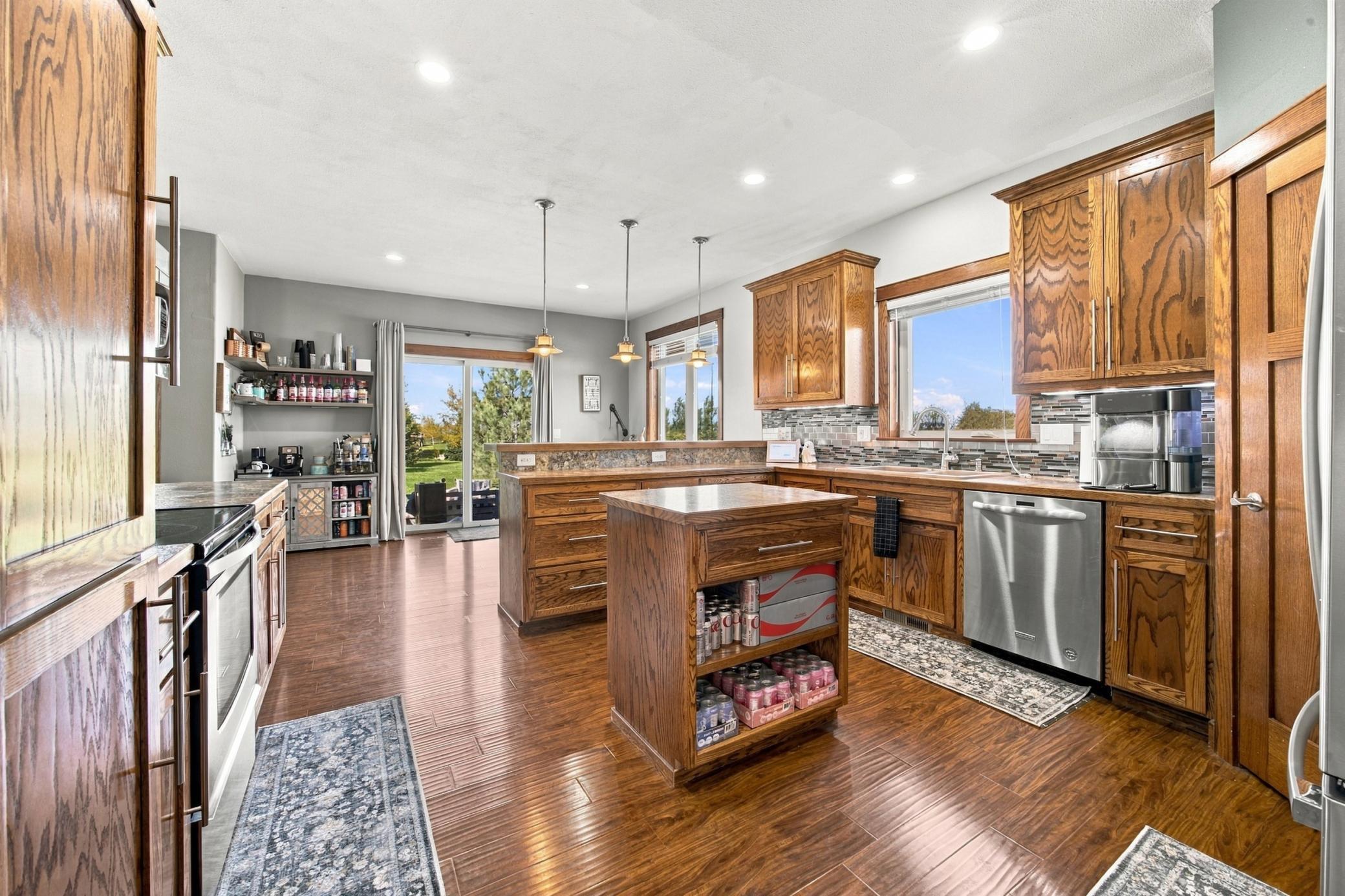 2012 single family home for sale at 1381 Morningside Drive in Casselton, ND — 5 bed, 4 bath (photo 10 of 56)
