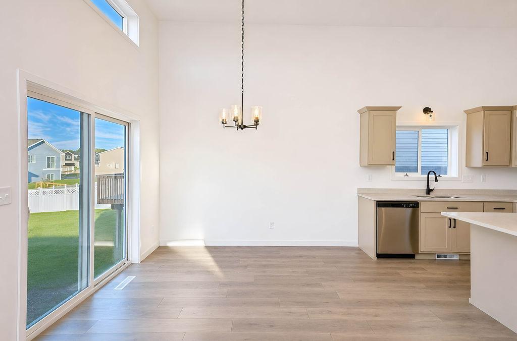 2025 single family home for sale at 2516 38th Avenue S in Moorhead, MN — 3 bed, 2 bath (photo 12 of 33)