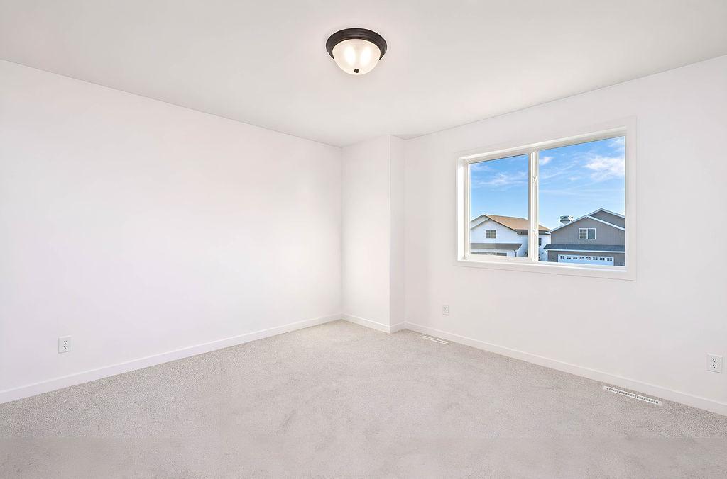 2025 single family home for sale at 2516 38th Avenue S in Moorhead, MN — 3 bed, 2 bath (photo 16 of 33)