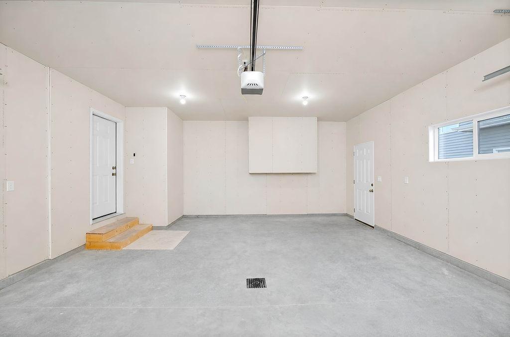 2025 single family home for sale at 2516 38th Avenue S in Moorhead, MN — 3 bed, 2 bath (photo 23 of 33)