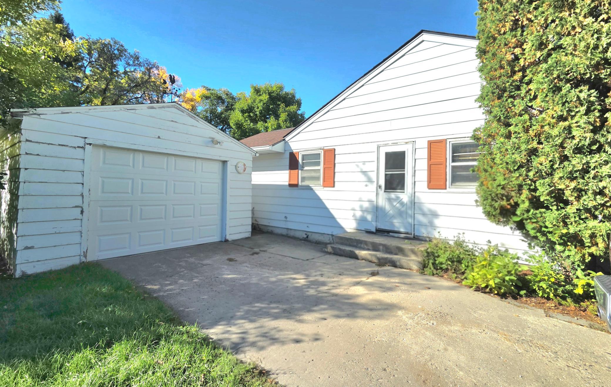 1957 single family home for sale at 1323 12th Avenue N in Moorhead, MN — 3 bed, 1 bath (photo 2 of 22)
