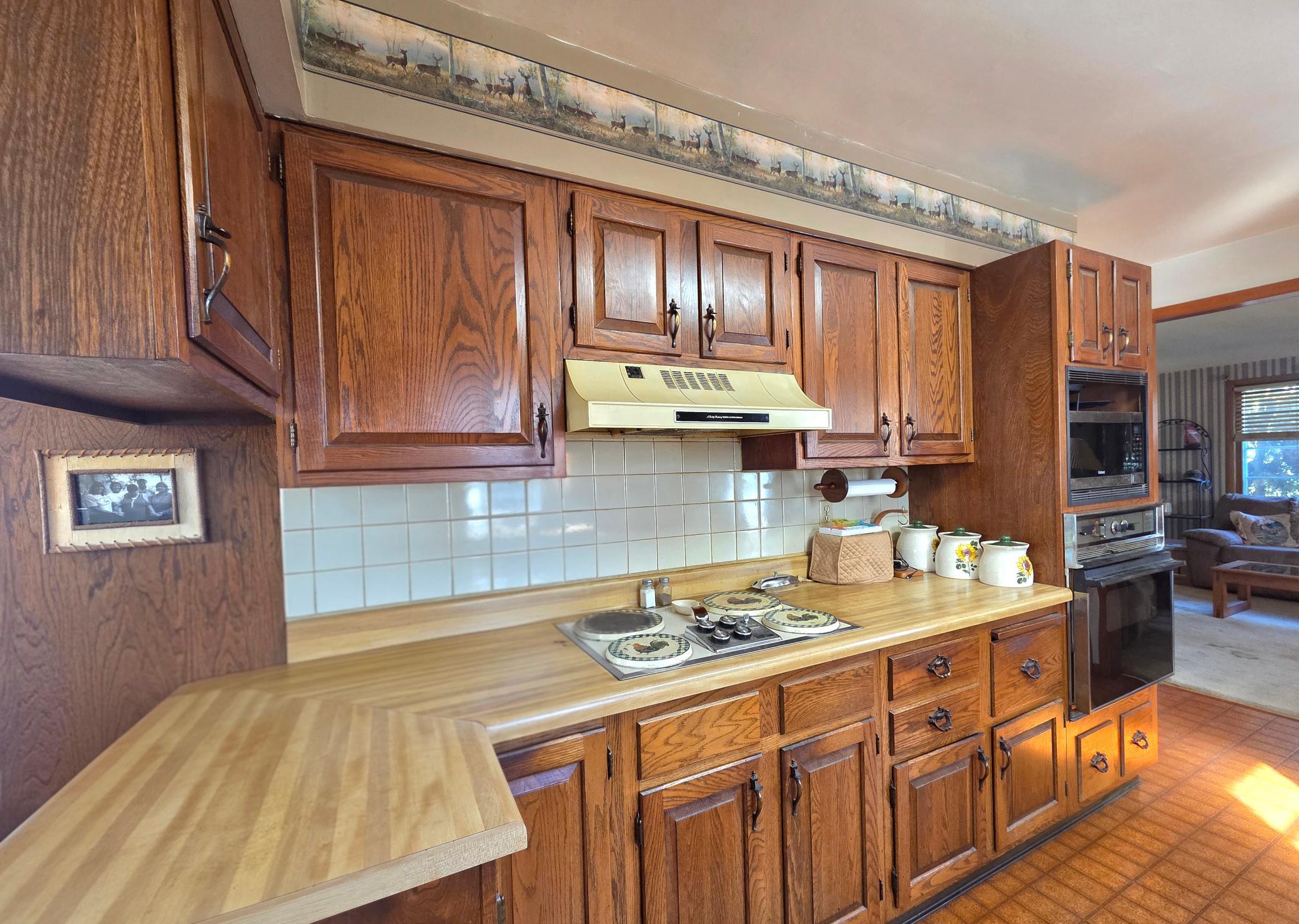 1957 single family home for sale at 1323 12th Avenue N in Moorhead, MN — 3 bed, 1 bath (photo 8 of 22)