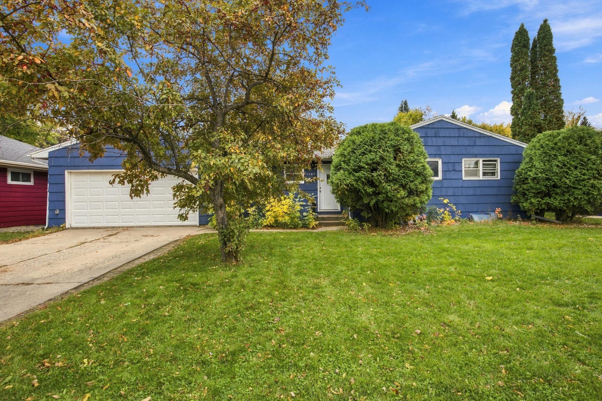 1956 single family home for sale at 1509 9th Avenue S in Moorhead, MN — 4 bed, 3 bath (photo 2 of 33)