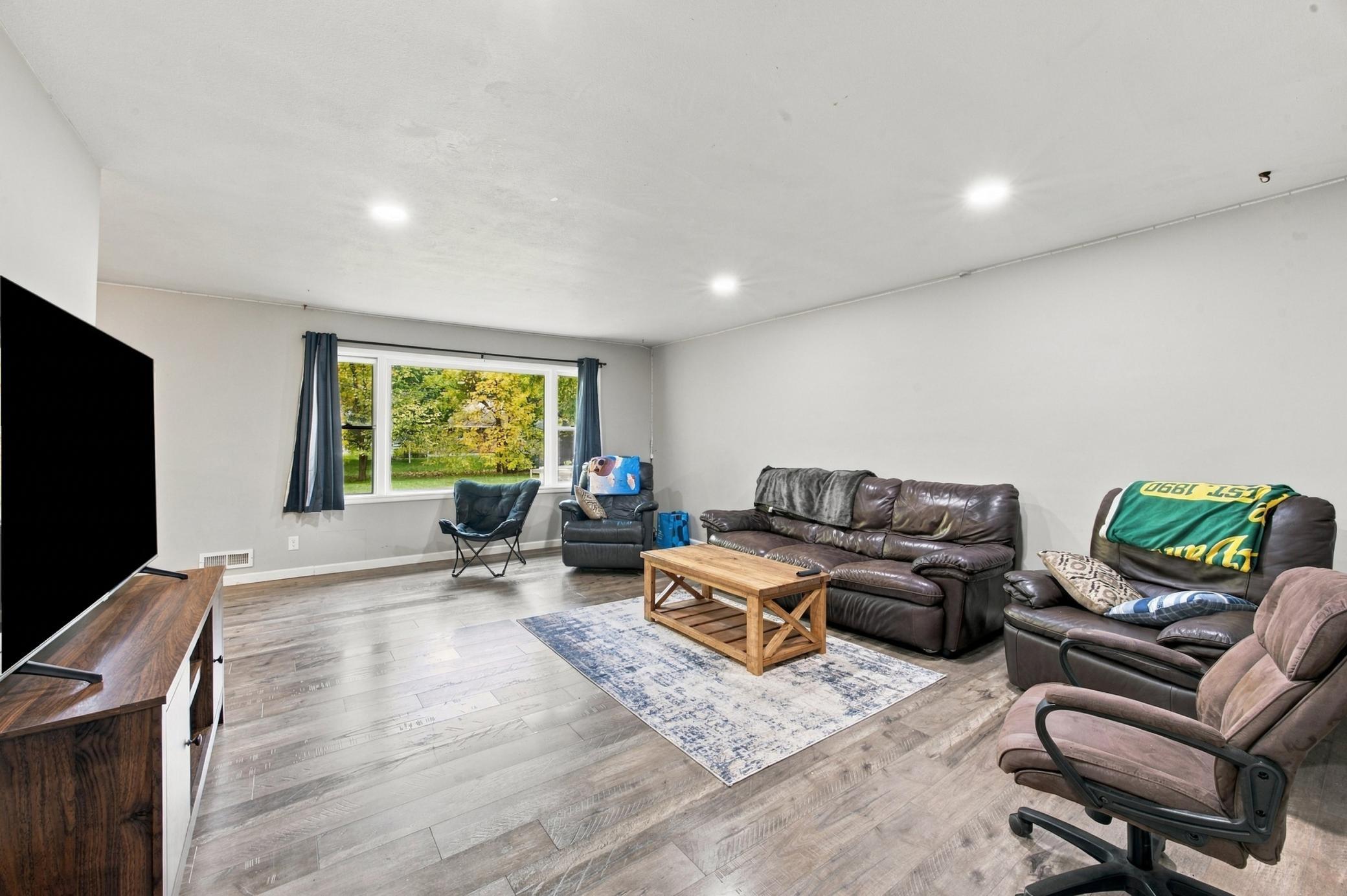 1956 single family home for sale at 1509 9th Avenue S in Moorhead, MN — 4 bed, 3 bath (photo 5 of 33)