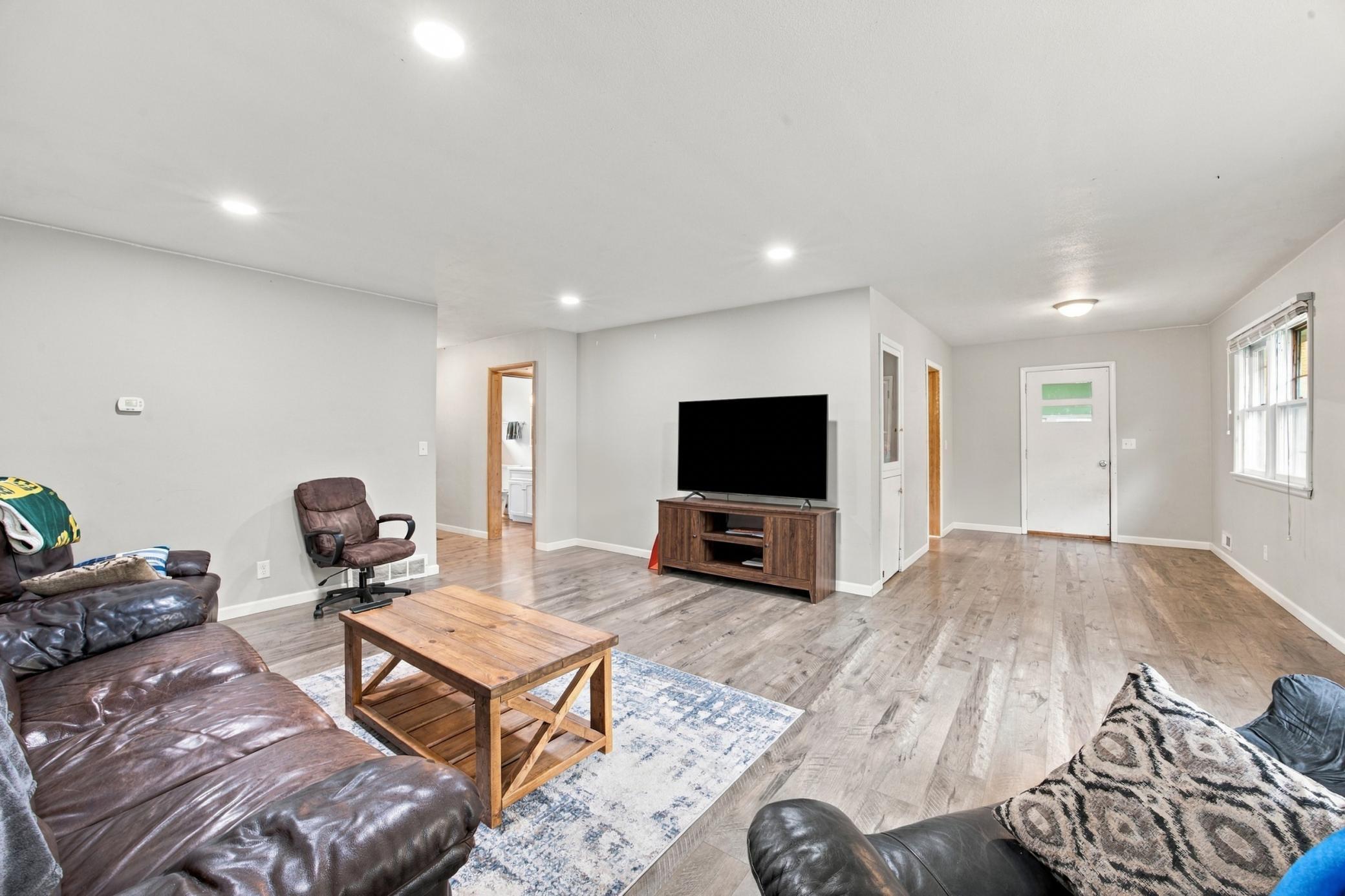 1956 single family home for sale at 1509 9th Avenue S in Moorhead, MN — 4 bed, 3 bath (photo 6 of 33)