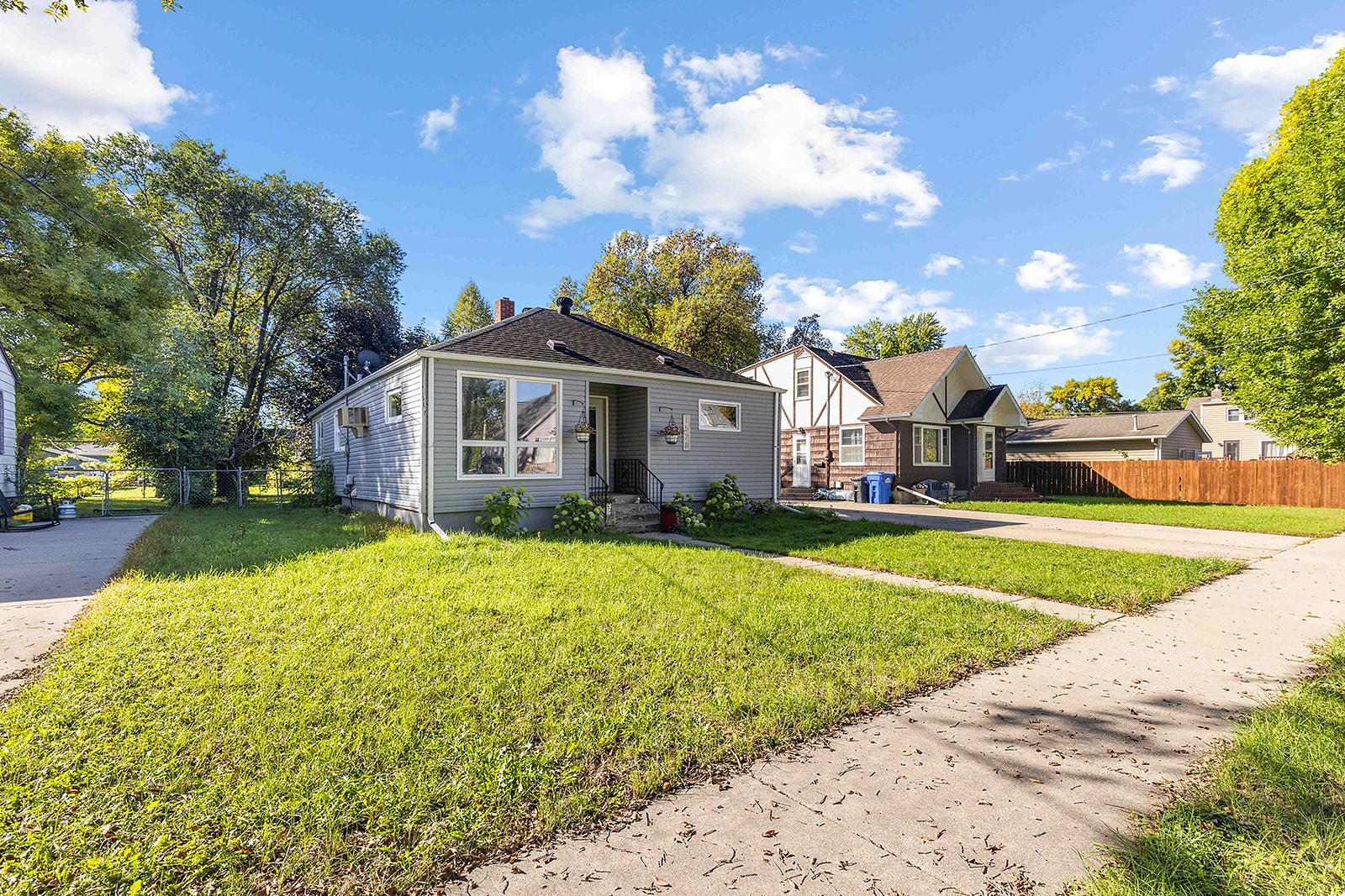 1946 single family home for sale at 1528 8th Avenue S in Fargo, ND — 2 bed, 1 bath (photo 2 of 37)