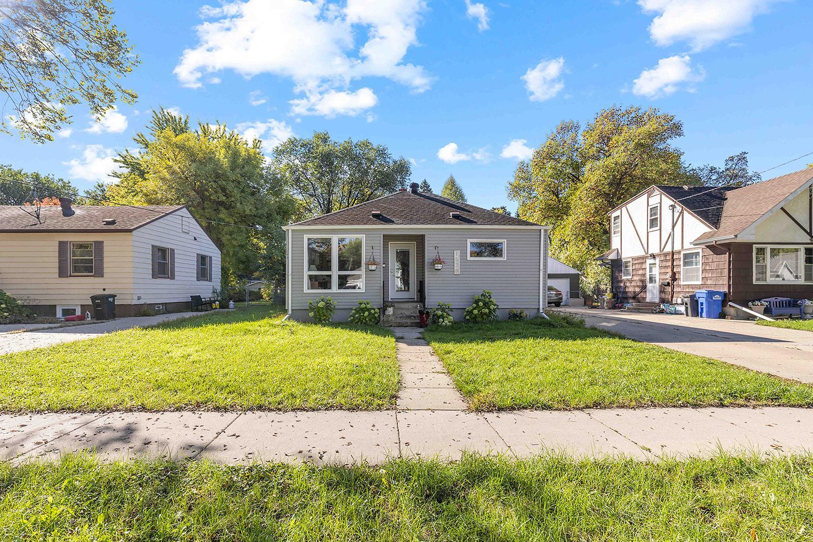 1946 single family home for sale at 1528 8th Avenue S in Fargo, ND — 2 bed, 1 bath (photo 3 of 37)