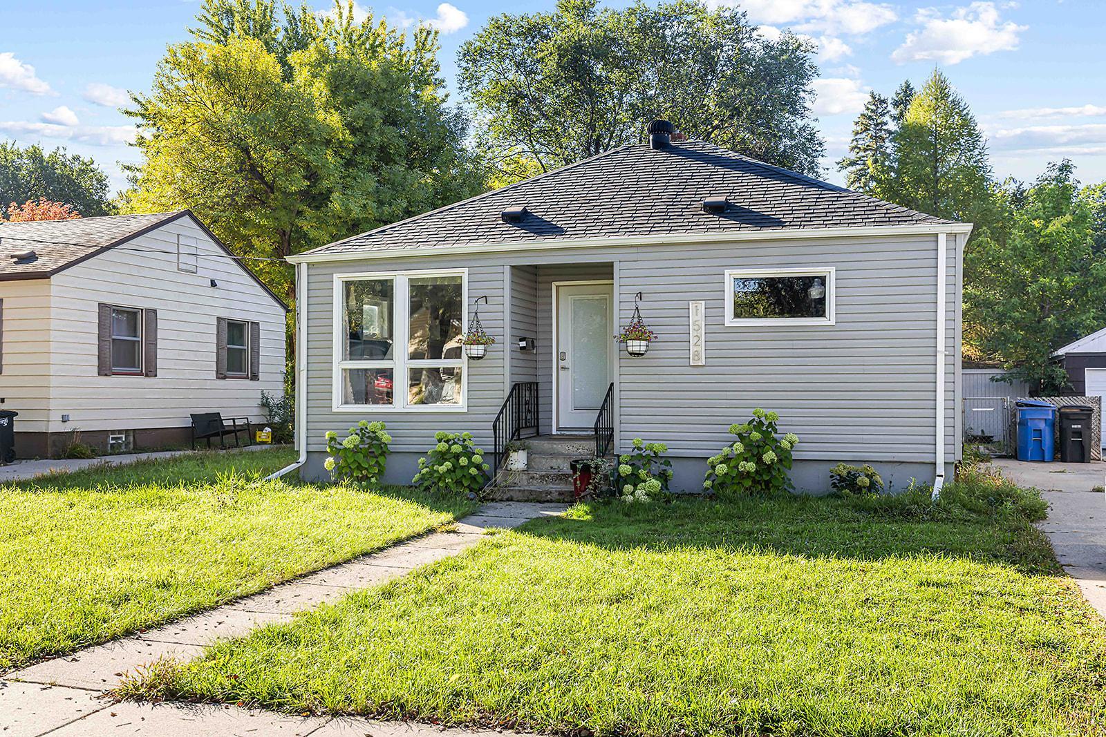 1946 single family home for sale at 1528 8th Avenue S in Fargo, ND — 2 bed, 1 bath (photo 4 of 37)