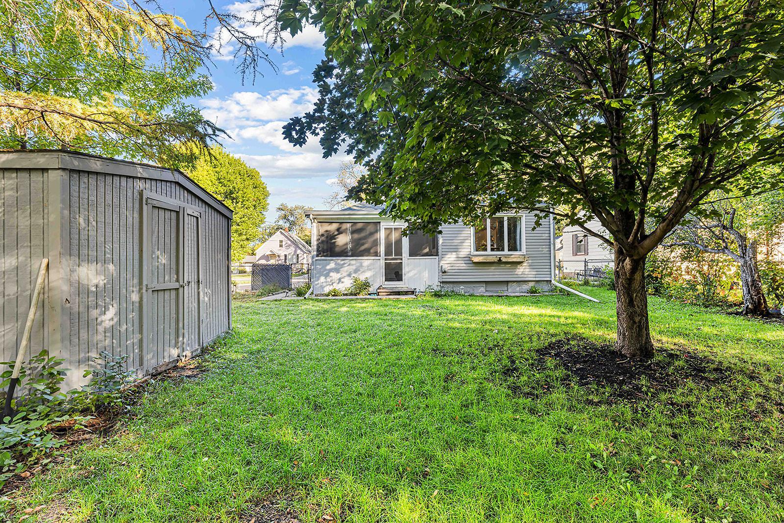 1946 single family home for sale at 1528 8th Avenue S in Fargo, ND — 2 bed, 1 bath (photo 5 of 37)