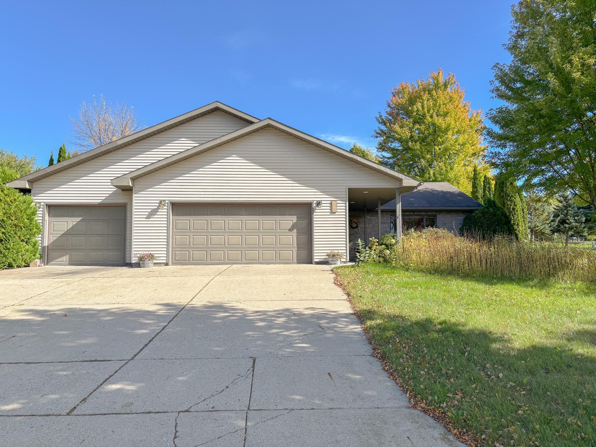 1995 single family home for sale at 1727 S Court Street in Fergus Falls, MN — 3 bed, 2 bath