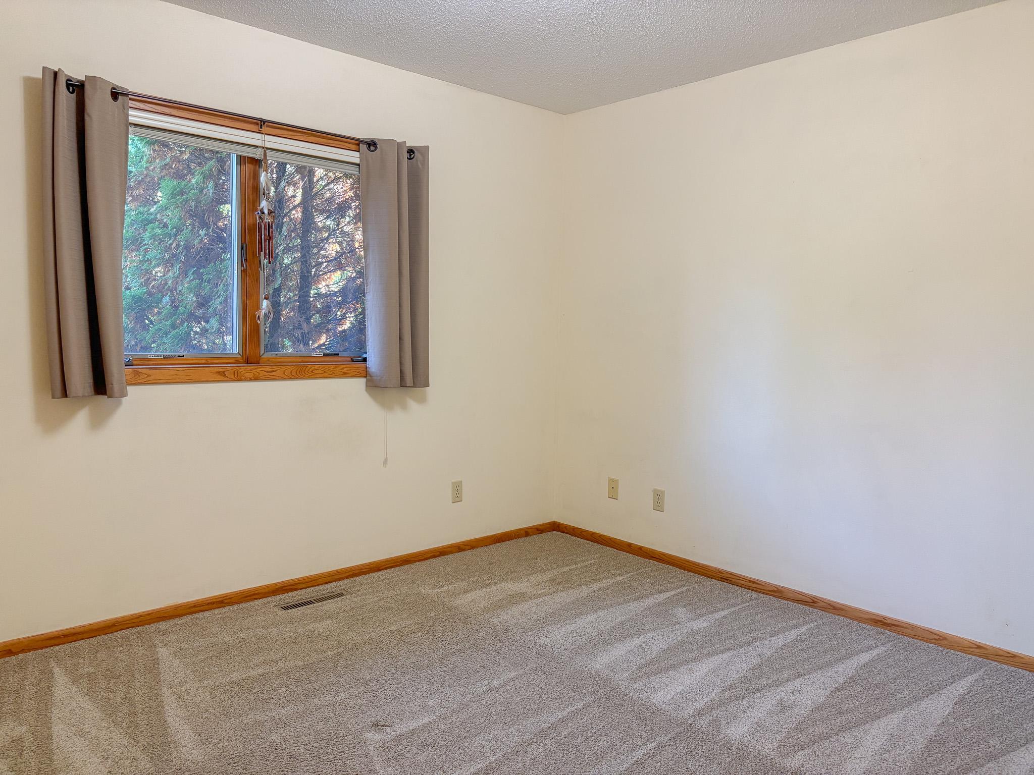 1995 single family home for sale at 1727 S Court Street in Fergus Falls, MN — 3 bed, 2 bath (photo 19 of 64)