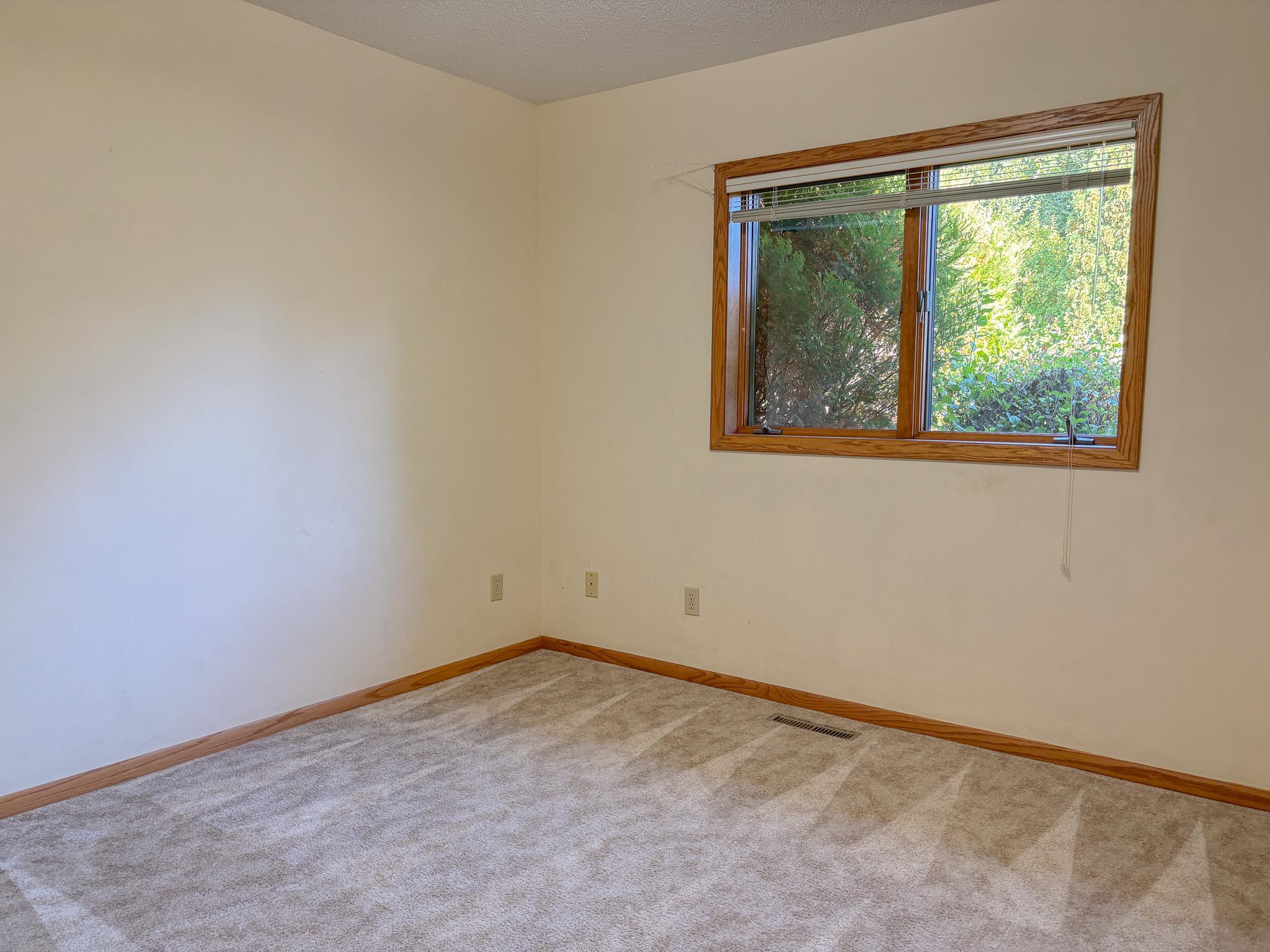1995 single family home for sale at 1727 S Court Street in Fergus Falls, MN — 3 bed, 2 bath (photo 22 of 64)