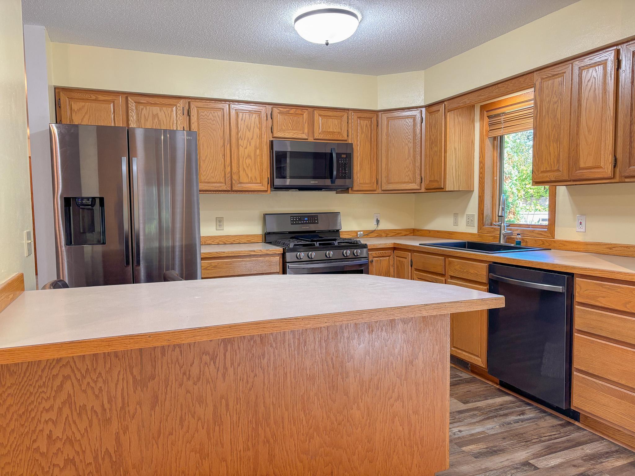 1995 single family home for sale at 1727 S Court Street in Fergus Falls, MN — 3 bed, 2 bath (photo 6 of 64)