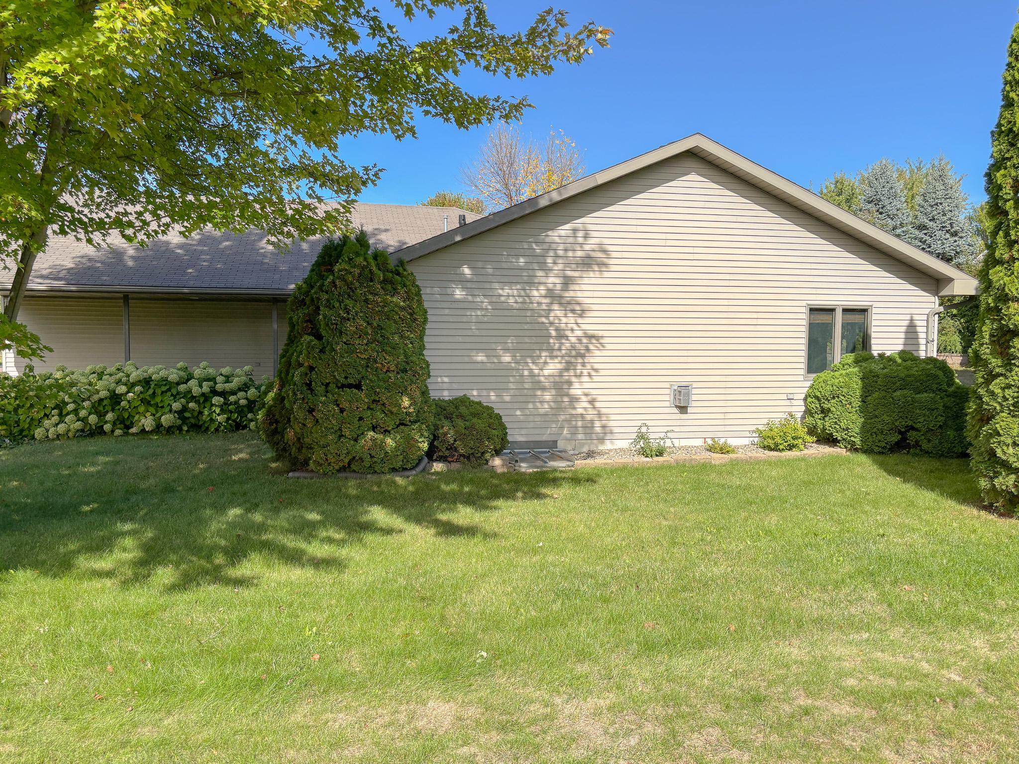 1995 single family home for sale at 1727 S Court Street in Fergus Falls, MN — 3 bed, 2 bath (photo 51 of 64)