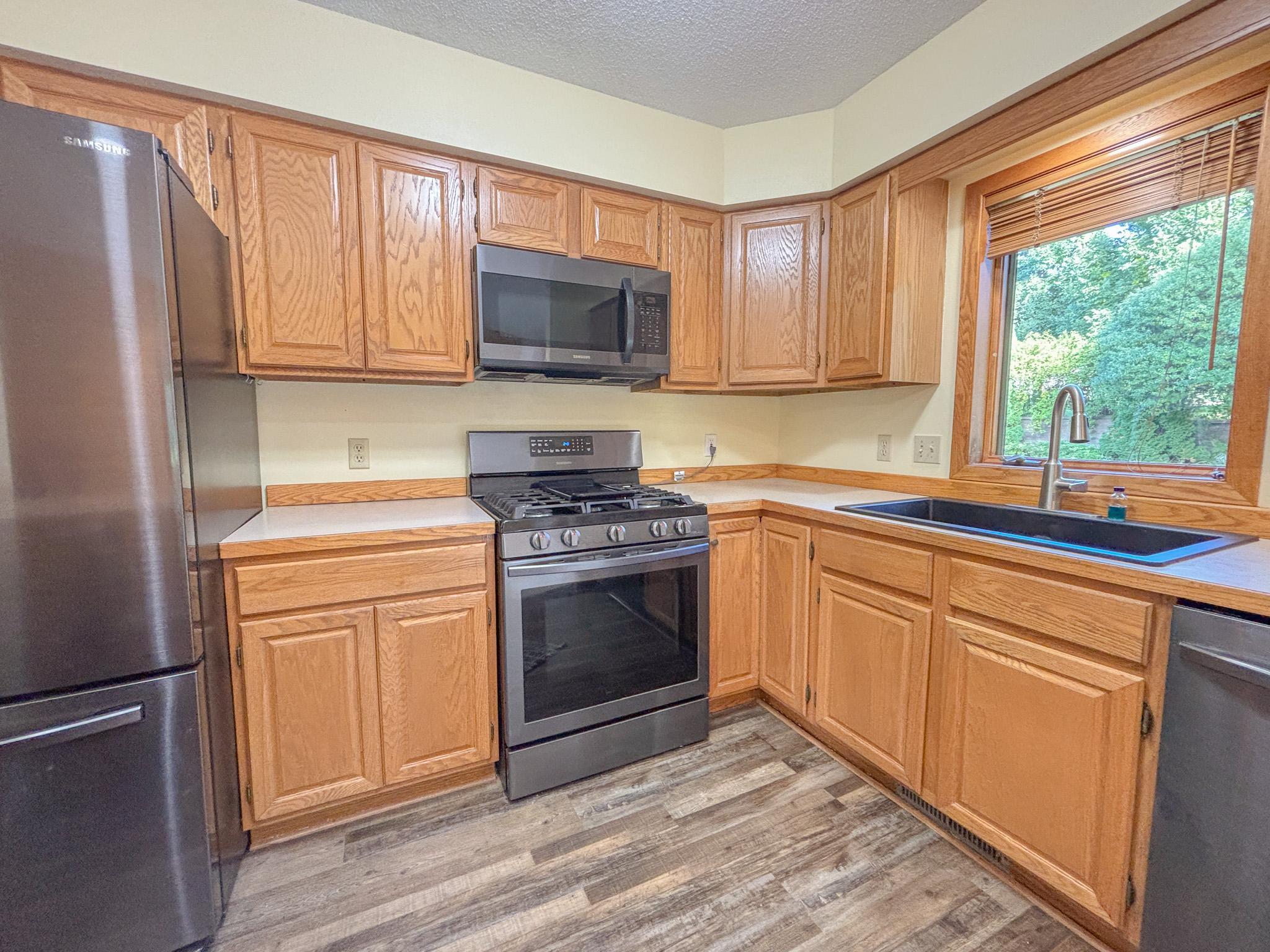 1995 single family home for sale at 1727 S Court Street in Fergus Falls, MN — 3 bed, 2 bath (photo 8 of 64)