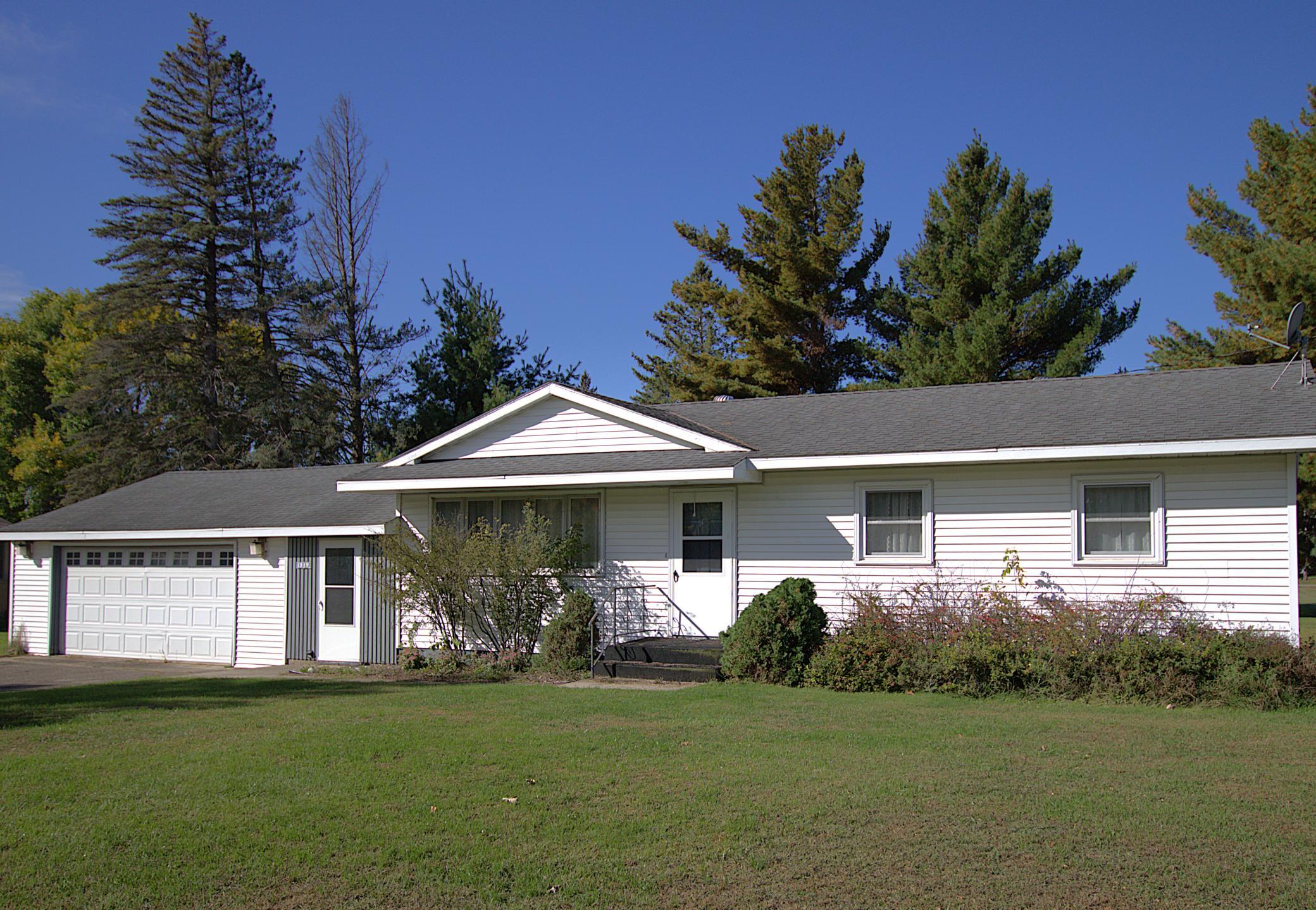 1970 single family home for sale at 1519 4th Street NE in Staples, MN — 3 bed, 2 bath (photo 2 of 25)