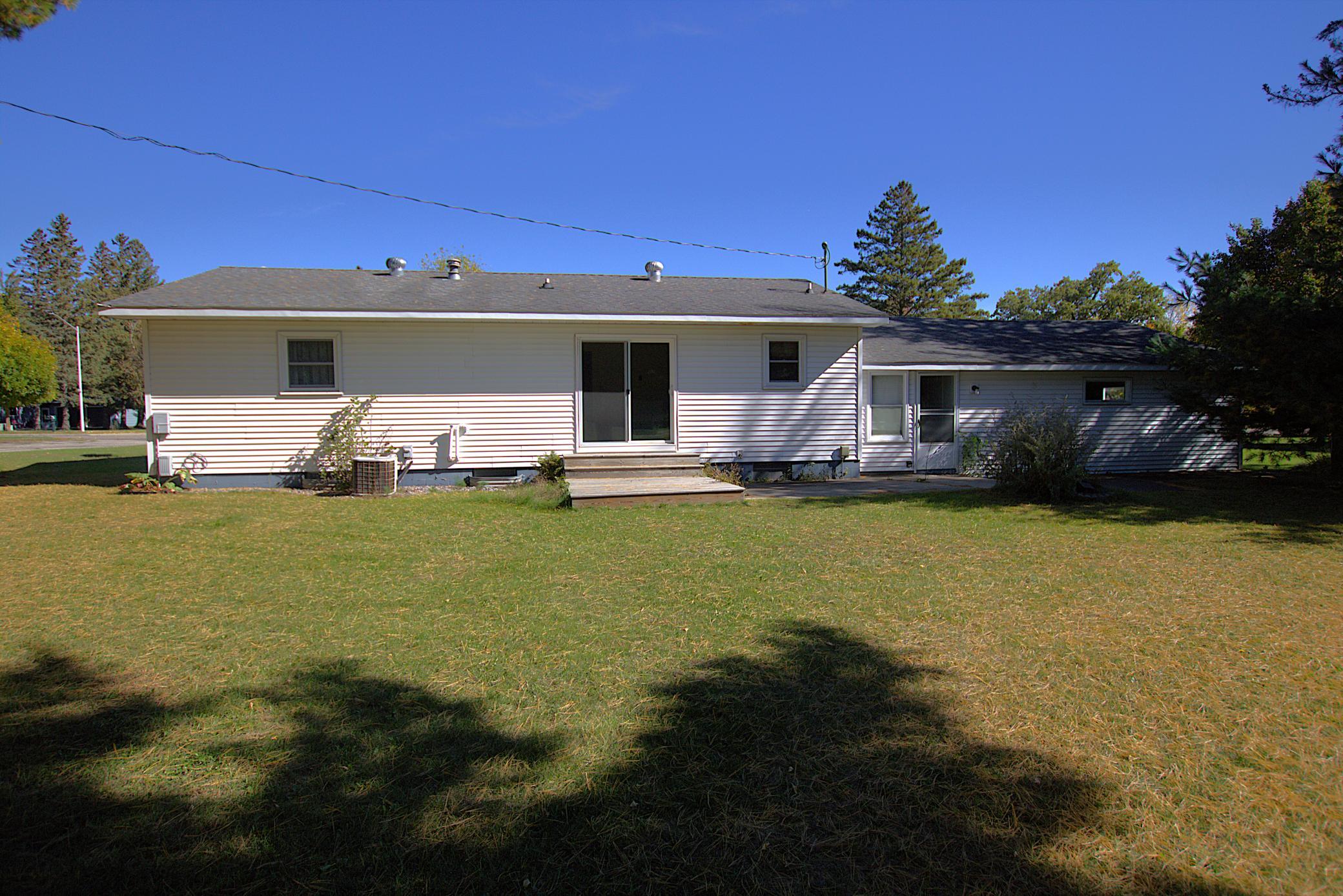 1970 single family home for sale at 1519 4th Street NE in Staples, MN — 3 bed, 2 bath (photo 4 of 25)
