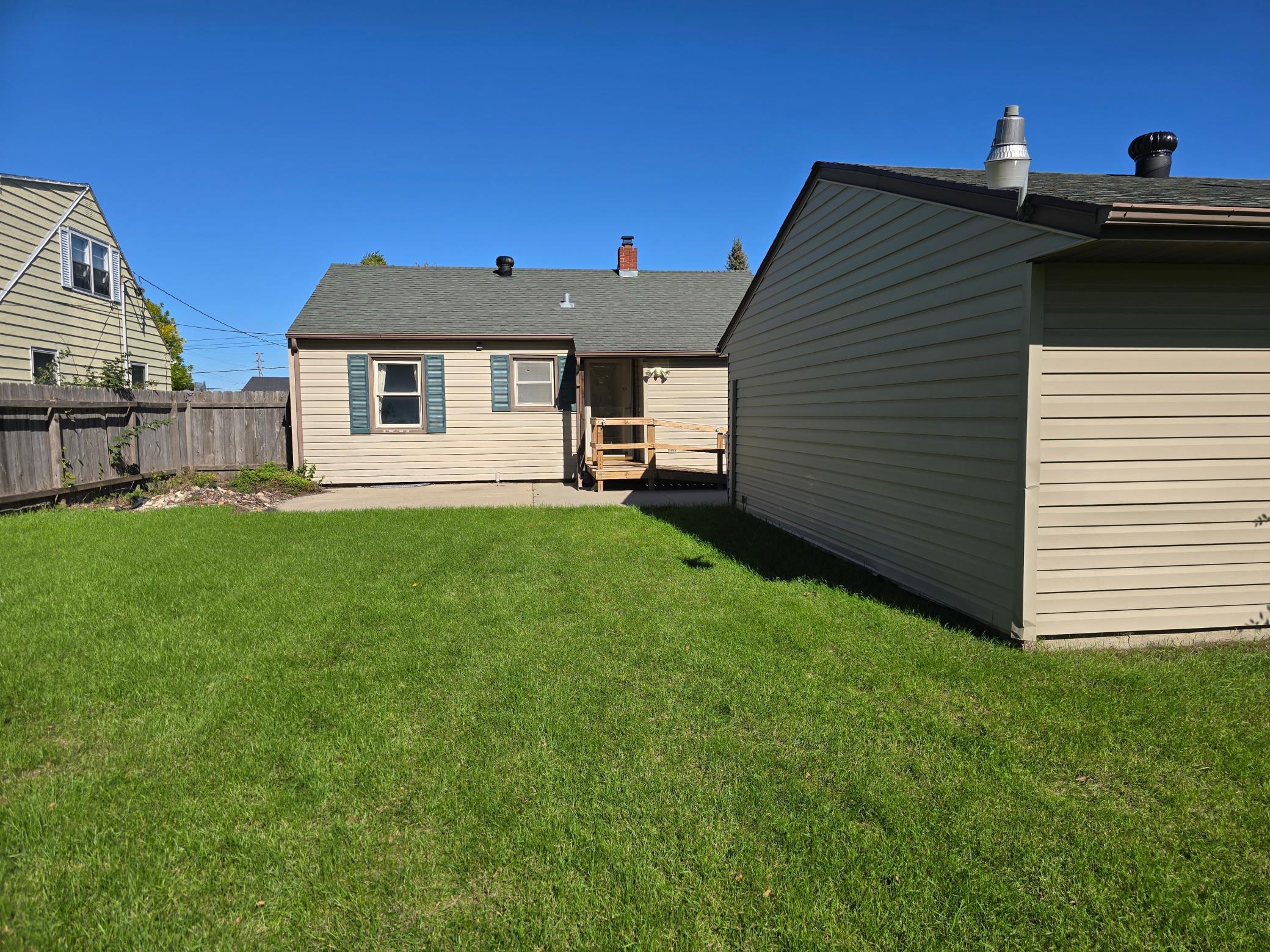 1952 single family home for sale at 1706 2nd Avenue S in Fargo, ND — 2 bed, 1 bath (photo 2 of 23)