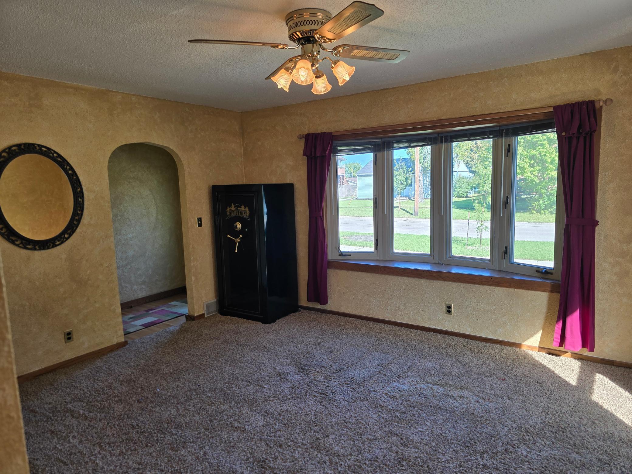 1952 single family home for sale at 1706 2nd Avenue S in Fargo, ND — 2 bed, 1 bath (photo 5 of 23)
