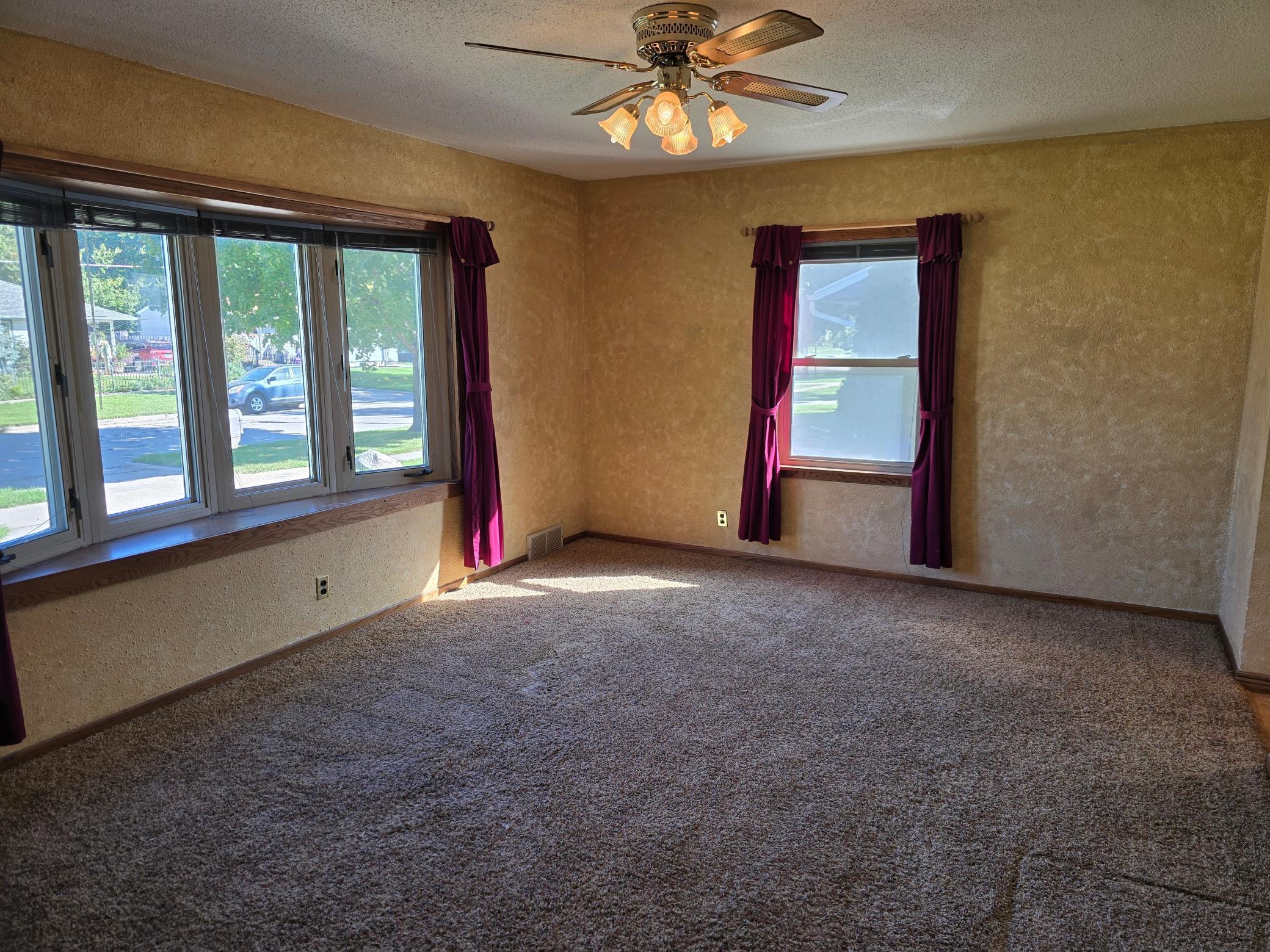 1952 single family home for sale at 1706 2nd Avenue S in Fargo, ND — 2 bed, 1 bath (photo 6 of 23)