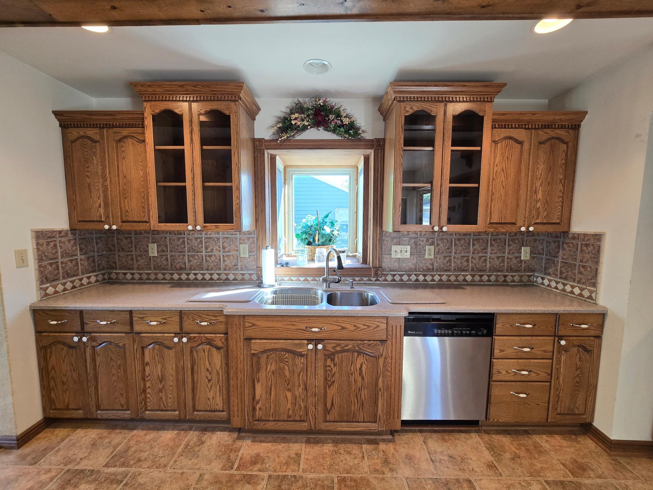 1952 single family home for sale at 1706 2nd Avenue S in Fargo, ND — 2 bed, 1 bath (photo 10 of 23)