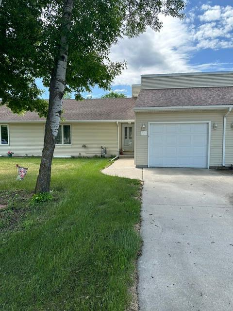 1978 townhouse for sale at 131 Belleville Court in Thief River Falls, MN — 3 bed, 2 bath (photo 2 of 35)