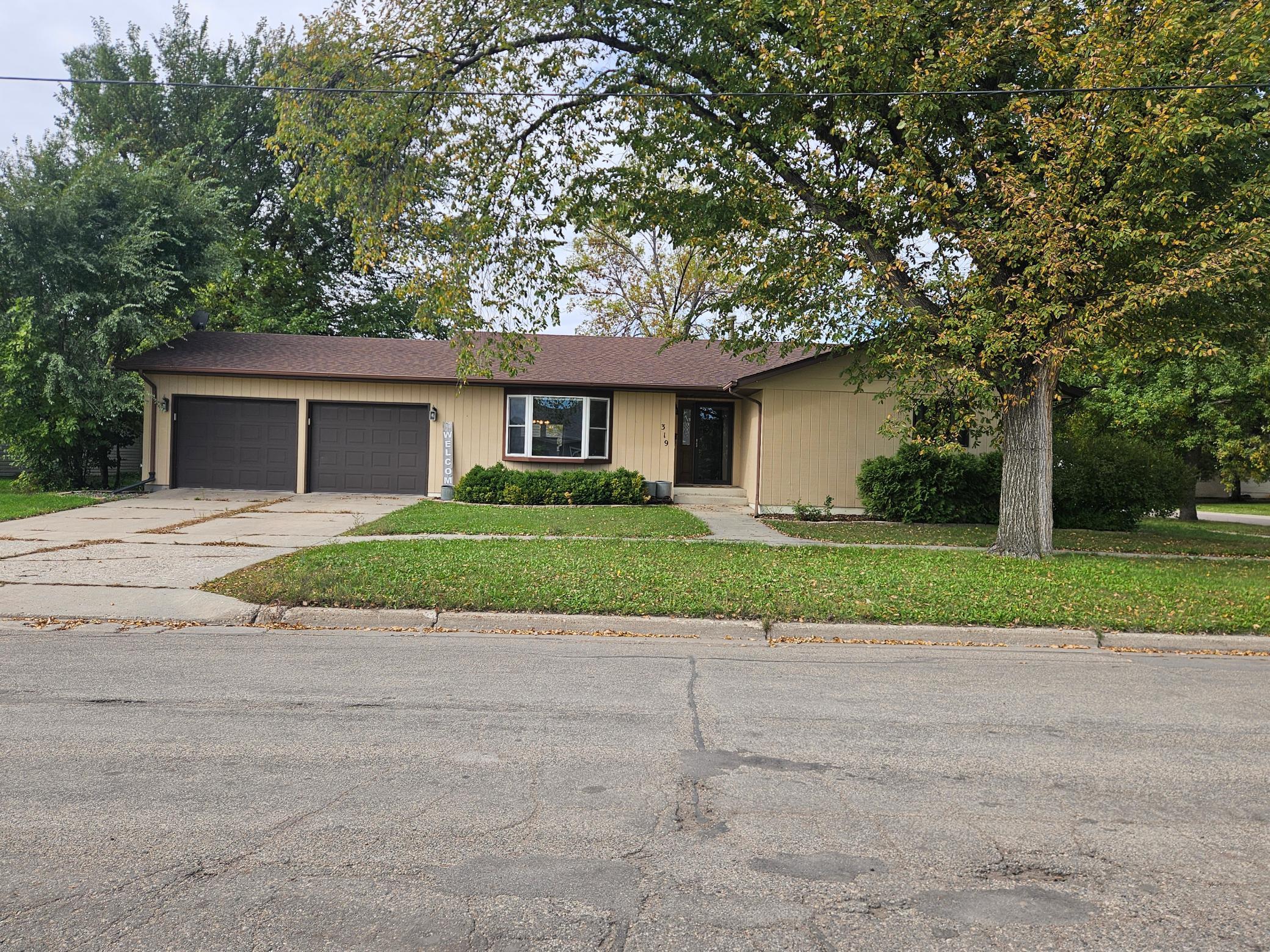 1985 single family home for sale at 319 3rd Street N in Wahpeton, ND — 4 bed, 3 bath