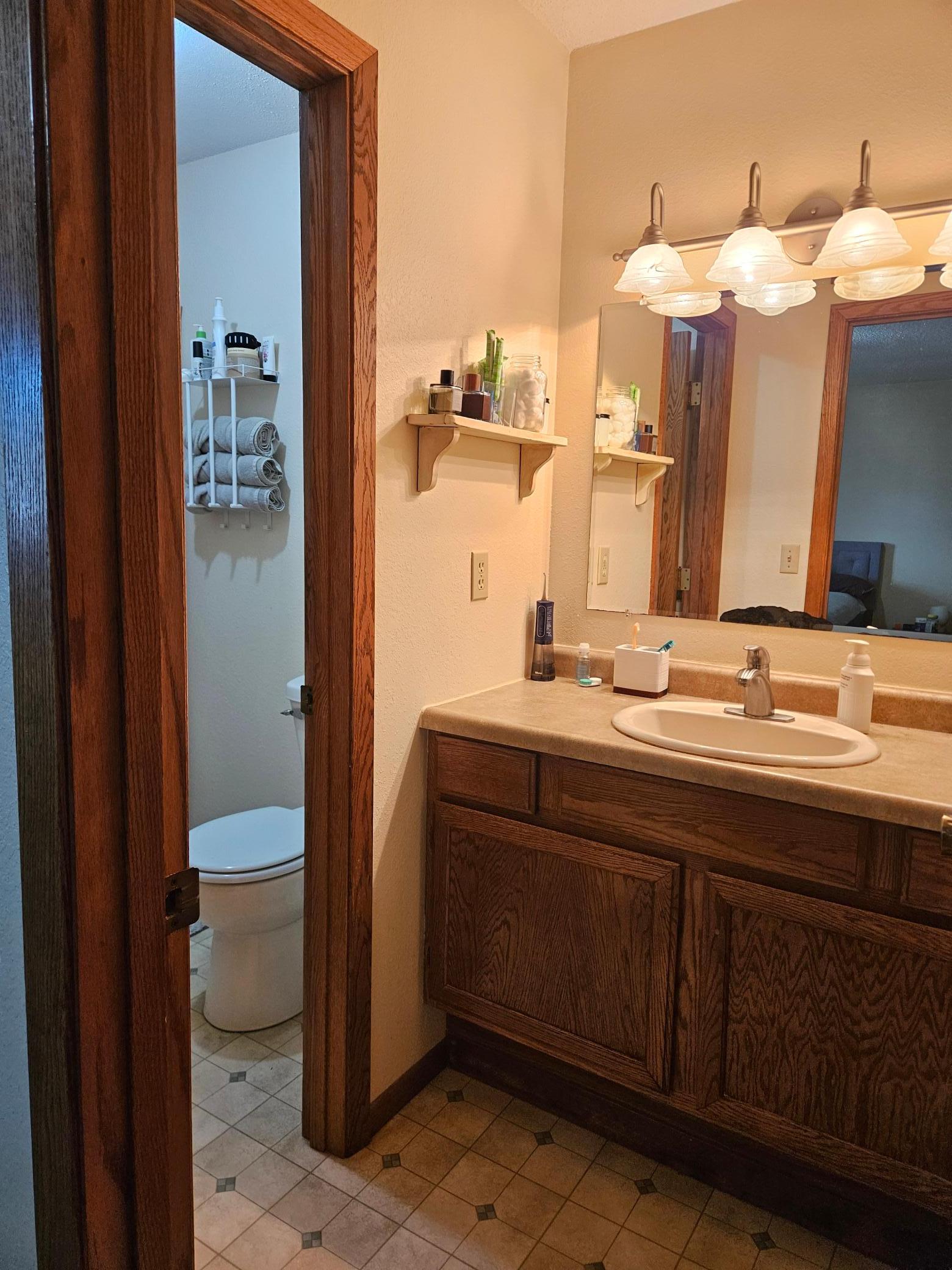 1985 single family home for sale at 319 3rd Street N in Wahpeton, ND — 4 bed, 3 bath (photo 11 of 30)