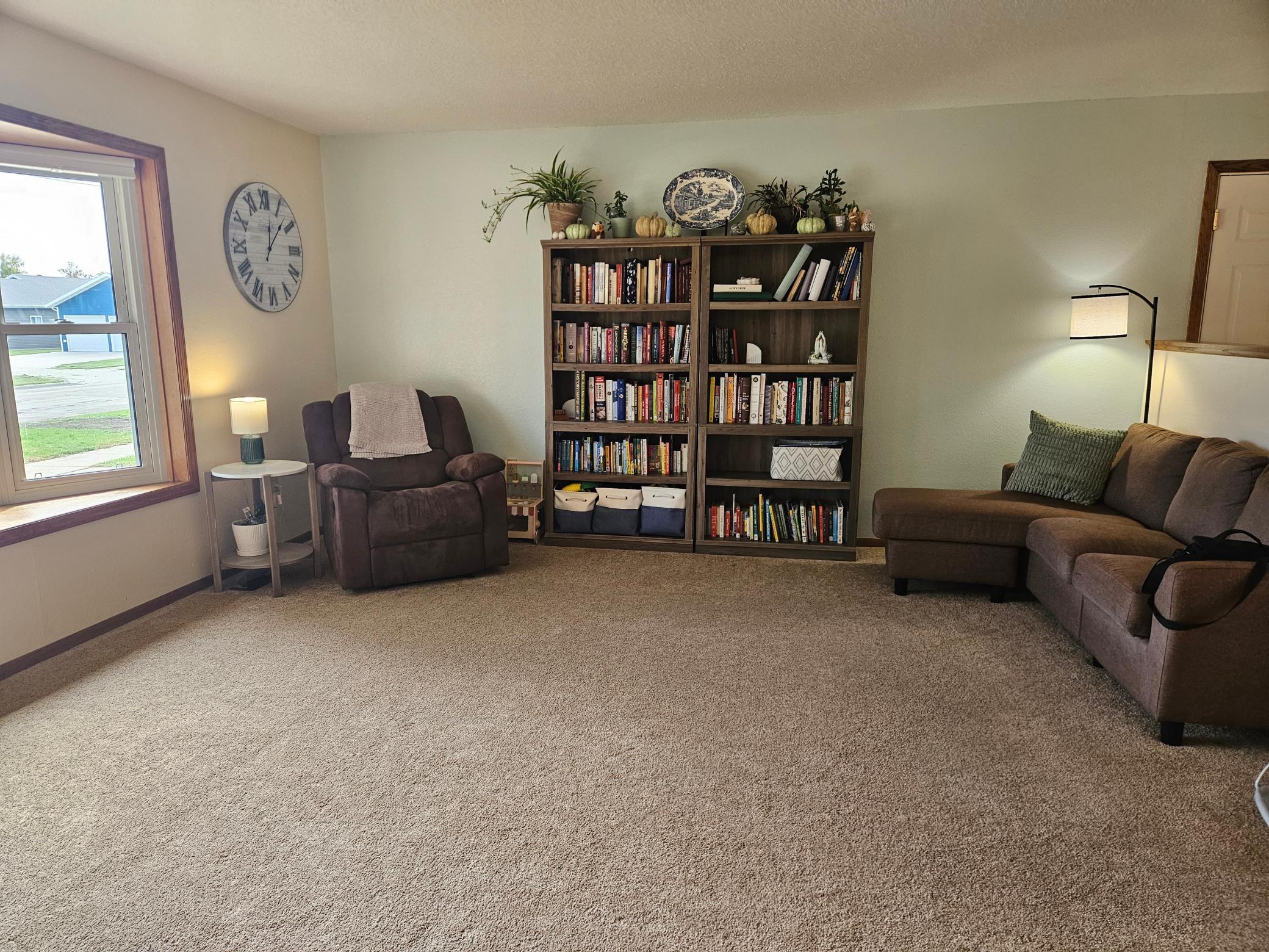 1985 single family home for sale at 319 3rd Street N in Wahpeton, ND — 4 bed, 3 bath (photo 4 of 30)